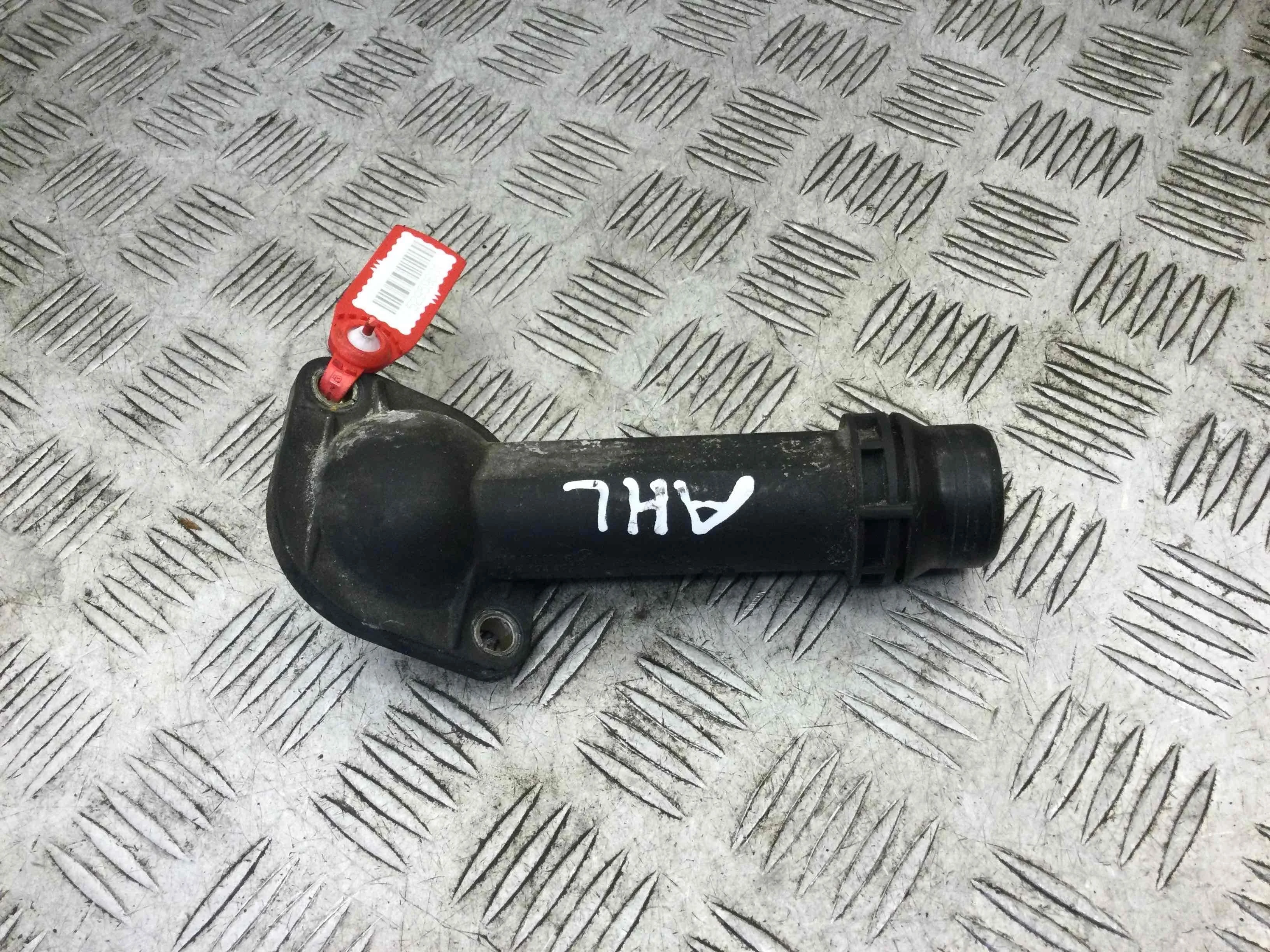 Фланец (тройник) системы охлаждения Volkswagen Passat B5 (1996-2000) бензин 1.6 i Механика Седан