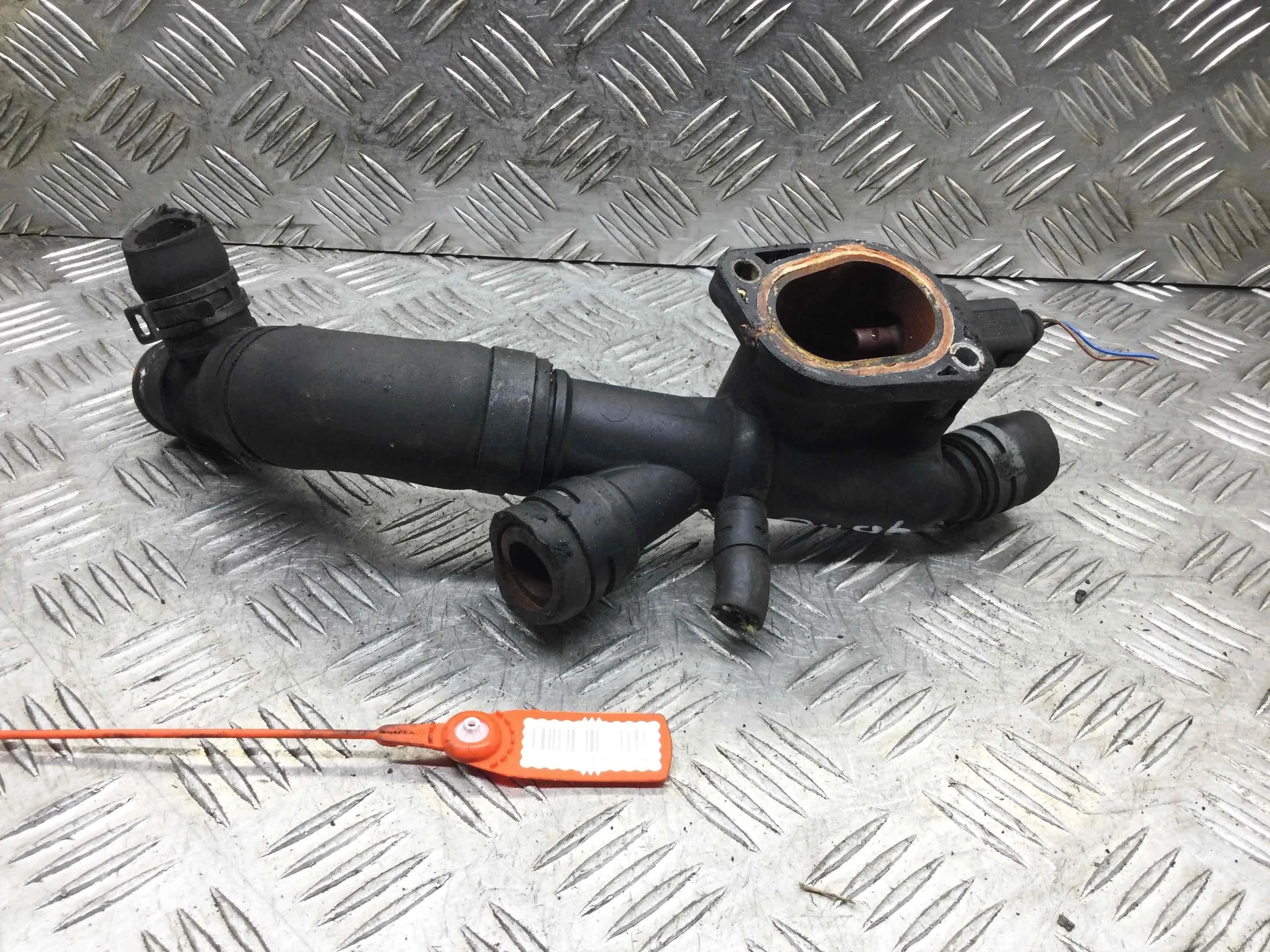 Фланец (тройник) системы охлаждения Volkswagen Golf 5 поколение (2004-2009) дизель 2.0 TDI Механика Х/б