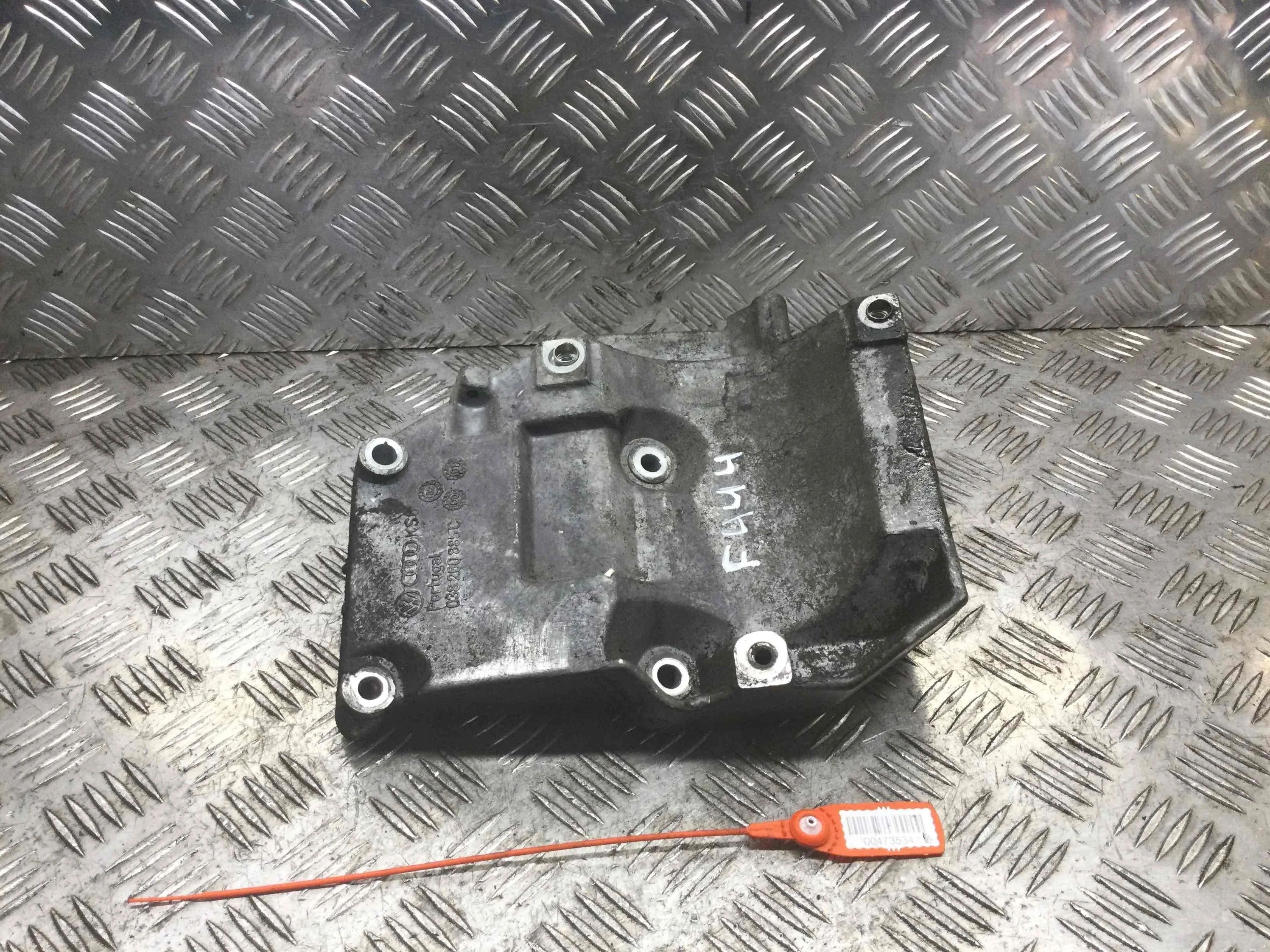 Кронштейн компрессора кондиционера Audi A4 B6 (2000-2005) дизель 1.9 TDI Механика Седан