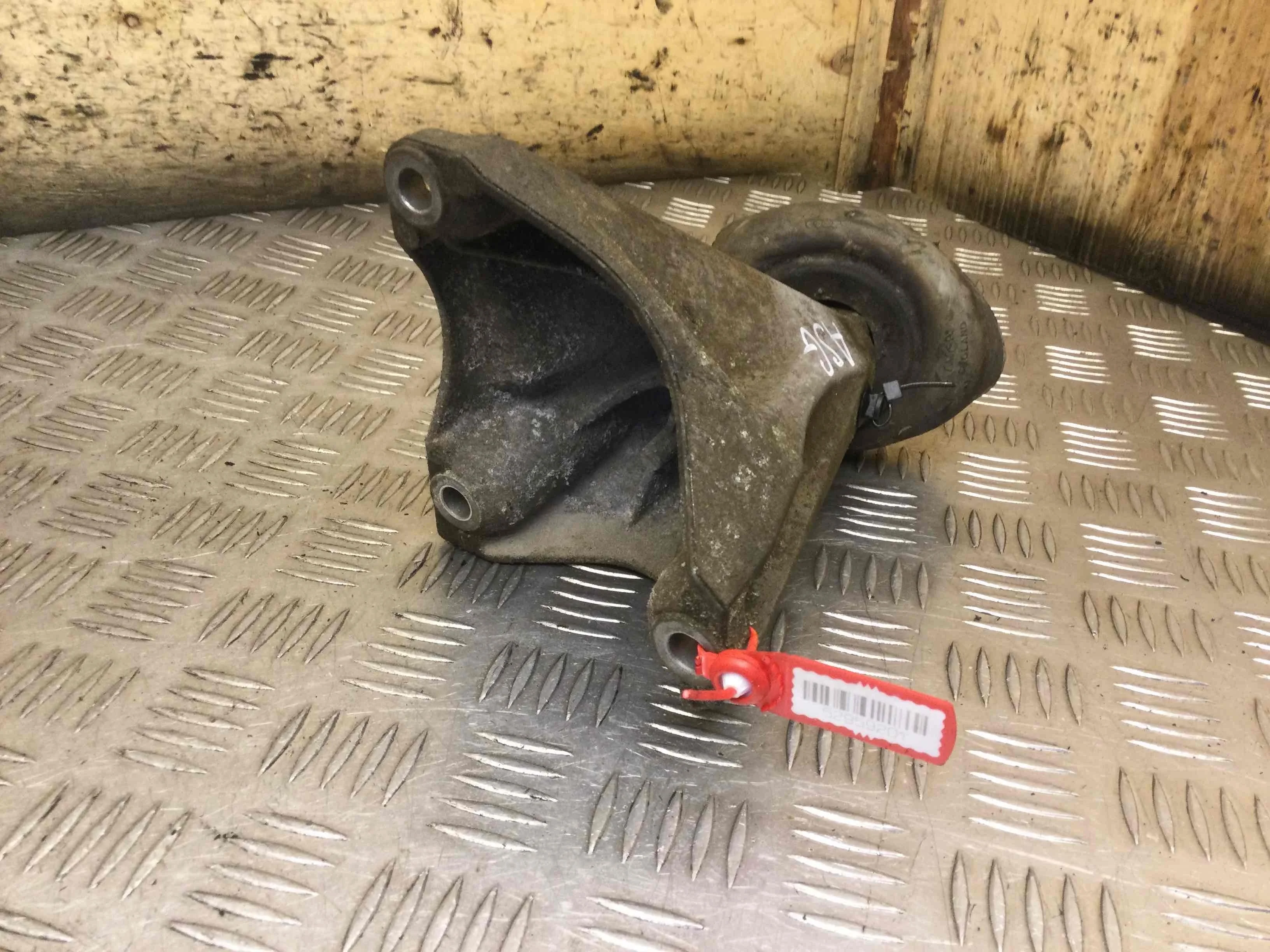 Кронштейн двигателя Audi A6 C5/4B (1997-2004) бензин 4.2  Автомат Седан