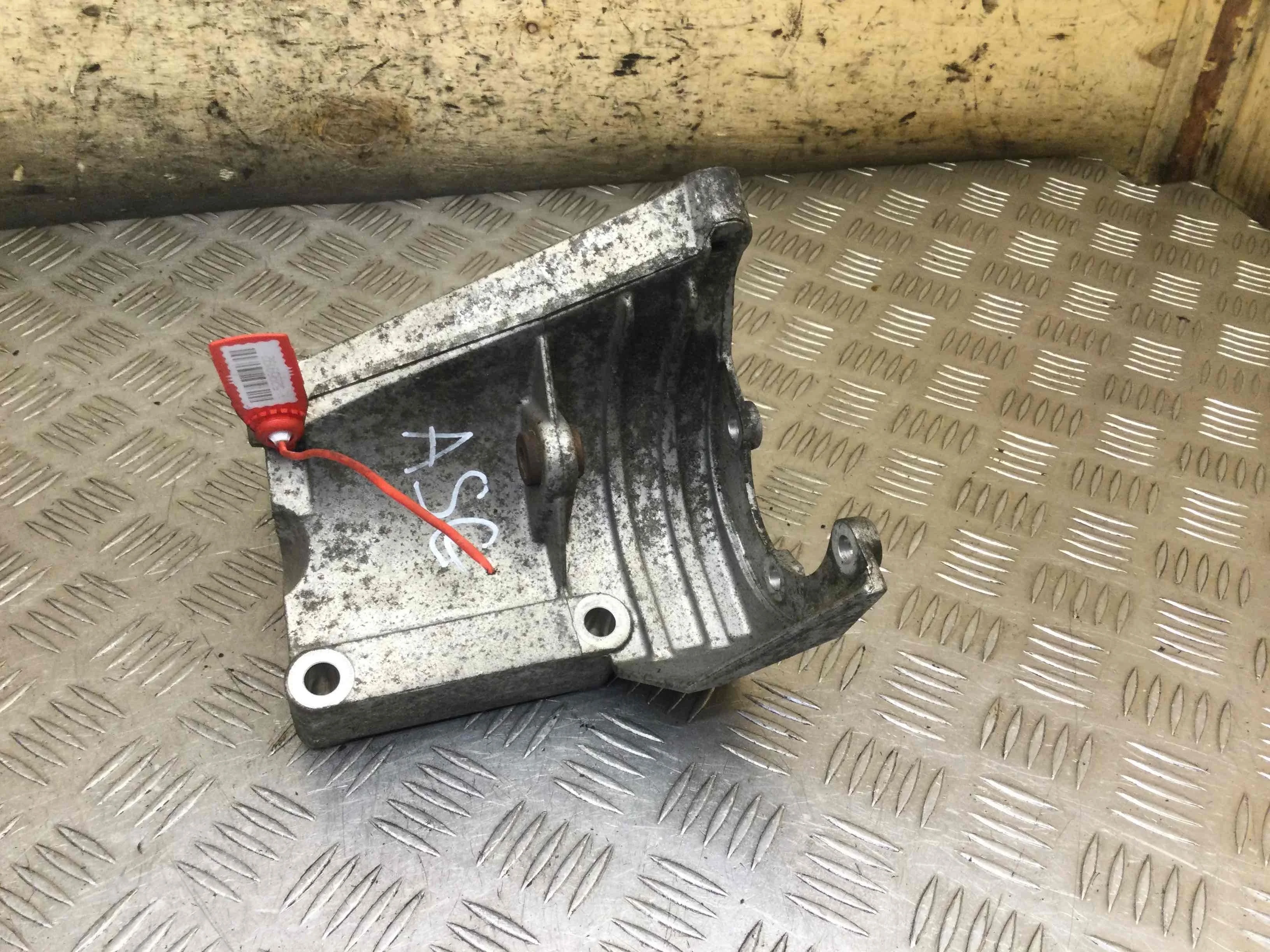 Кронштейн гидроусилителя Audi A6 C5/4B (1997-2004) бензин 4.2  Автомат Седан