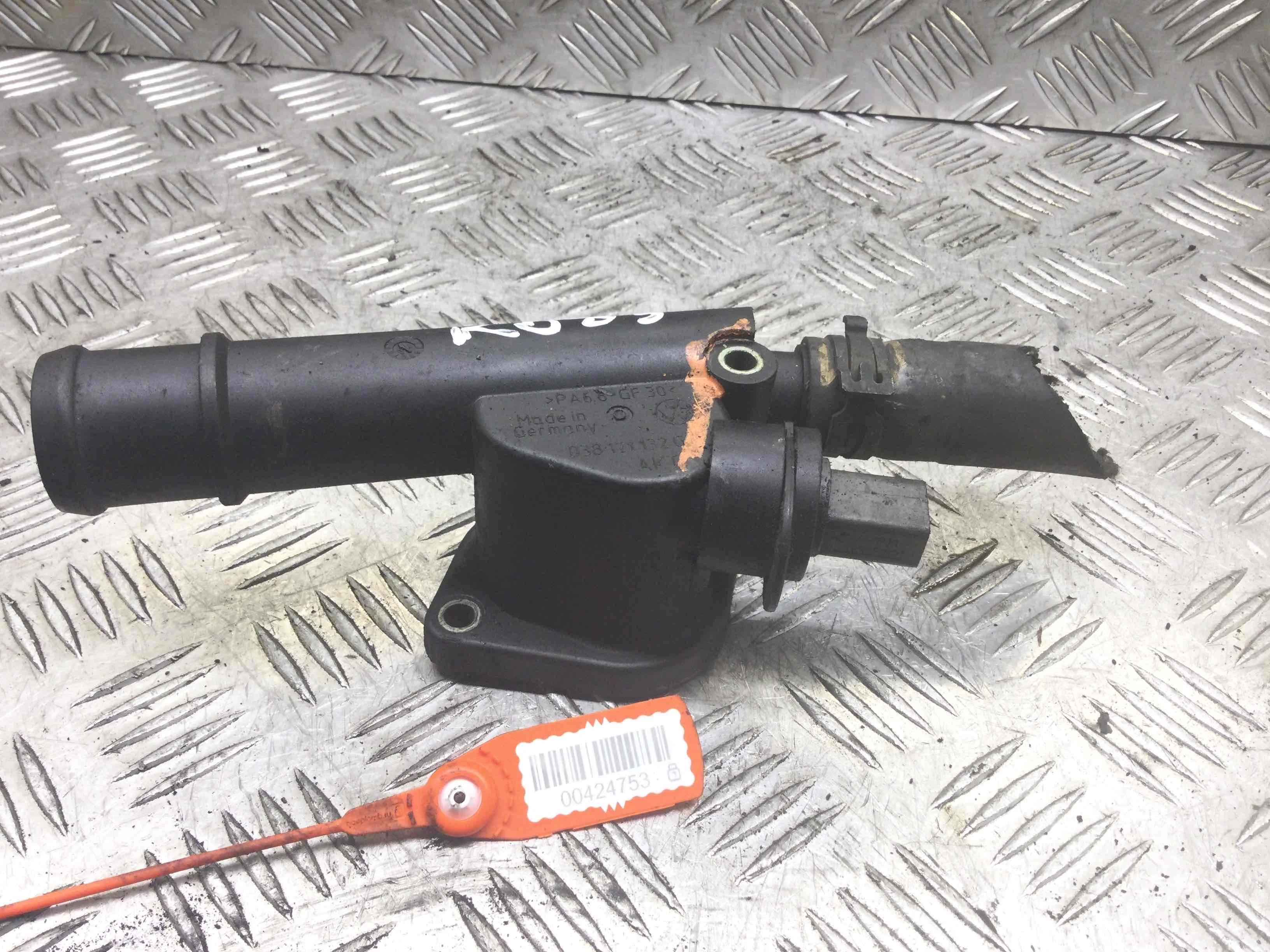 Фланец (тройник) системы охлаждения Volkswagen Golf 5 поколение (2004-2009) дизель 1.9 TDI Робот Х/б