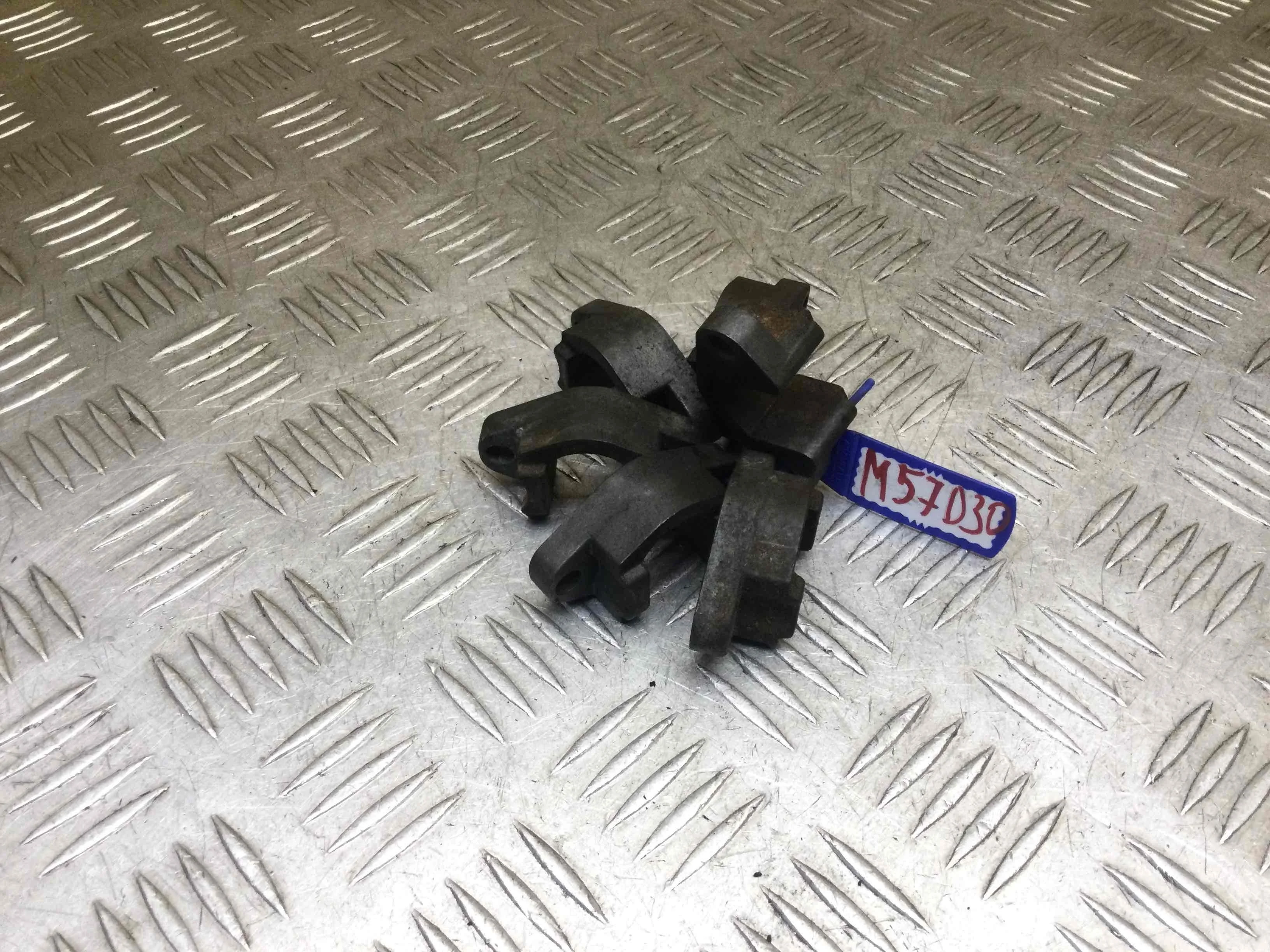 Скоба (кронштейн) крепления форсунки Land Rover Range Rover 3 поколение (2002-2005) дизель 3.0 TDI Автомат