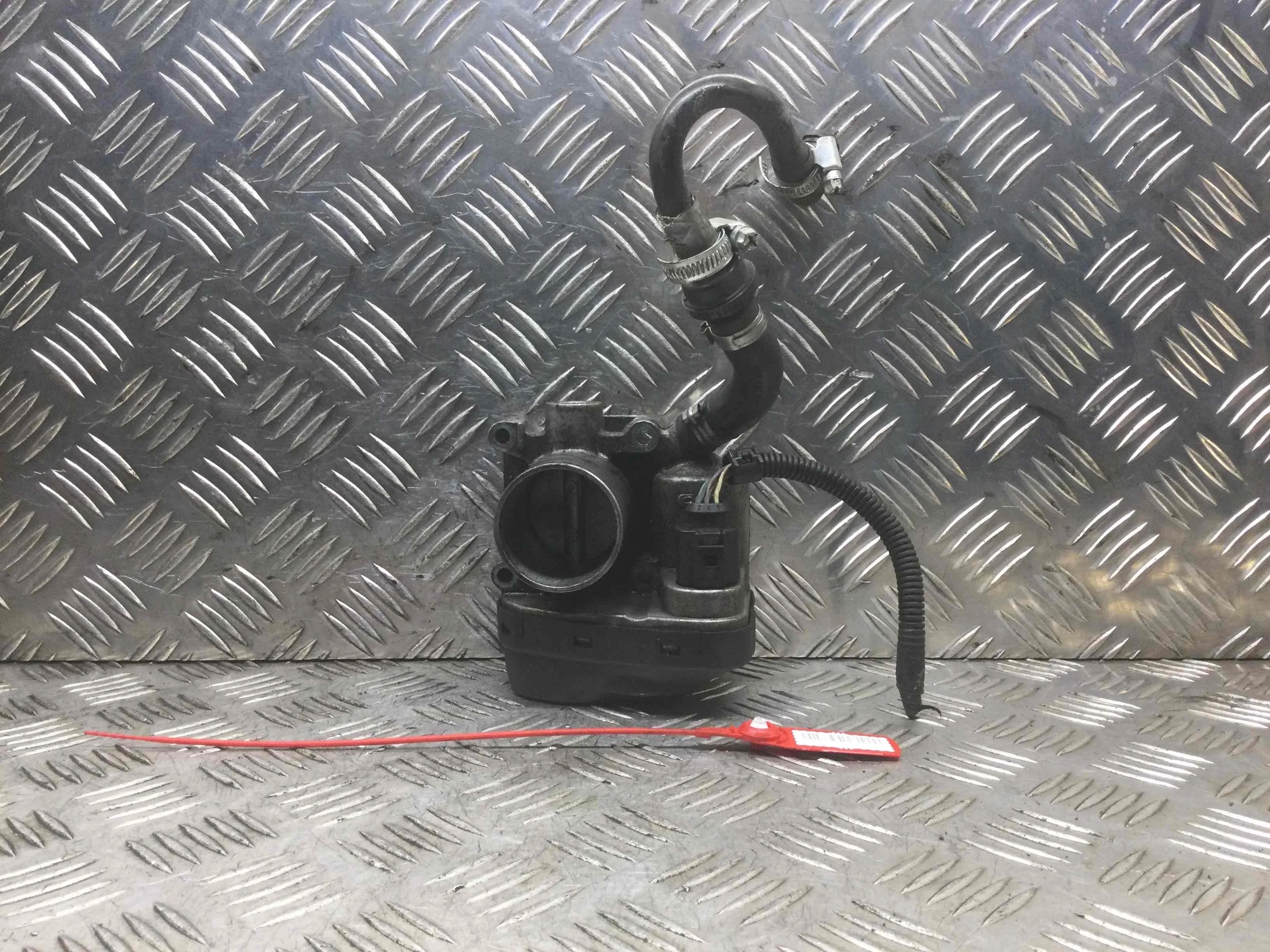 Заслонка дроссельная Volkswagen Golf 4 поколение (1997-2004) бензин 1.4 i Механика Х/б