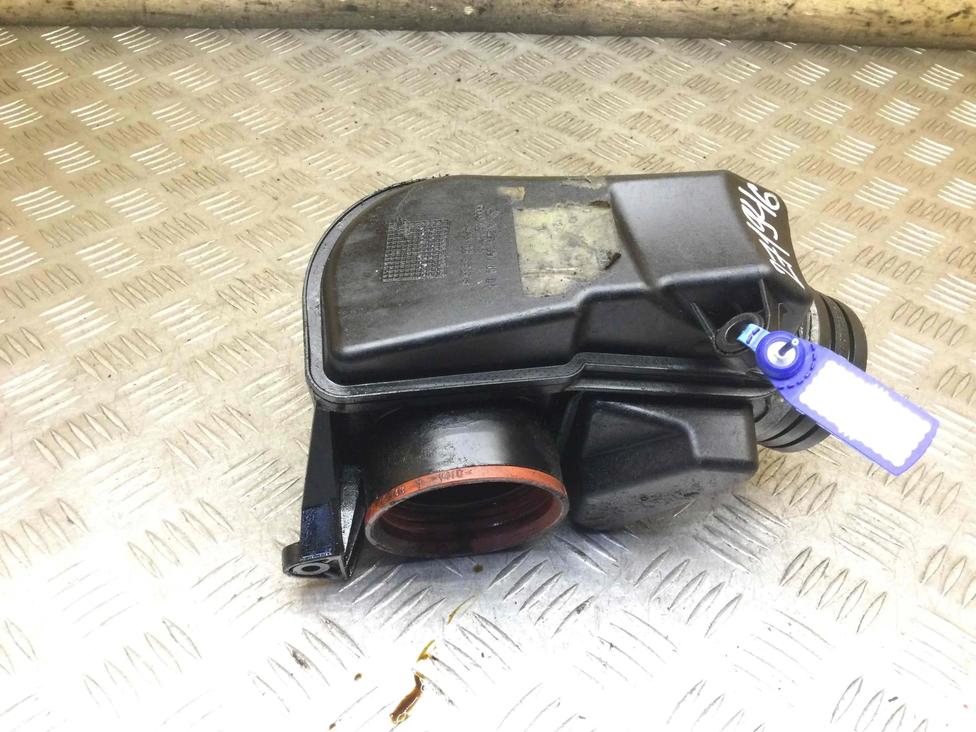 Резонатор воздушного фильтра Mercedes C-klasse W203/S203/CL203 (2000-2004) бензин 1.8  Автомат Седан