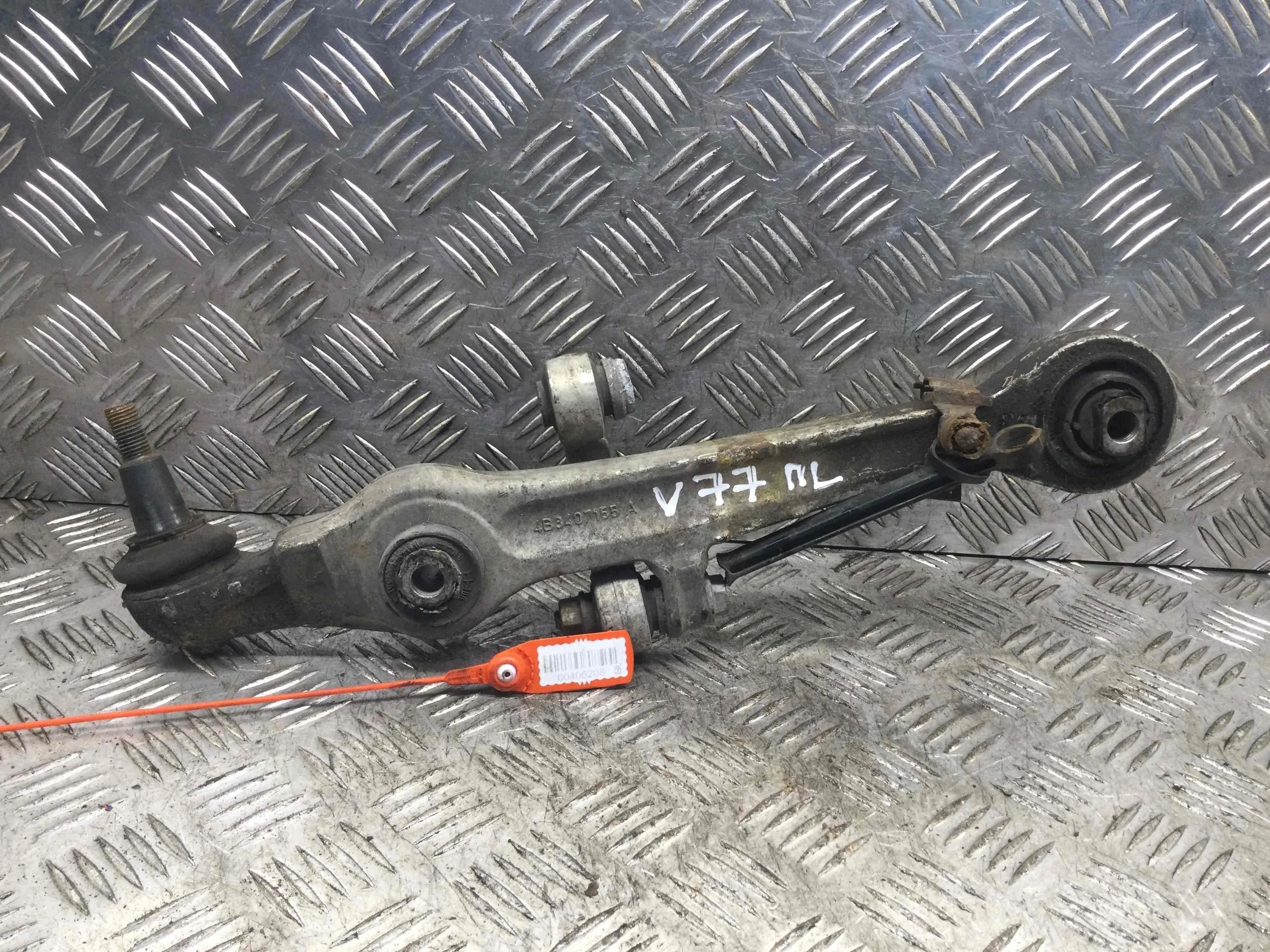 Рычаг передний левый Audi A6 C5/4B (1997-2004) дизель 2.5 TDI Механика Универсал