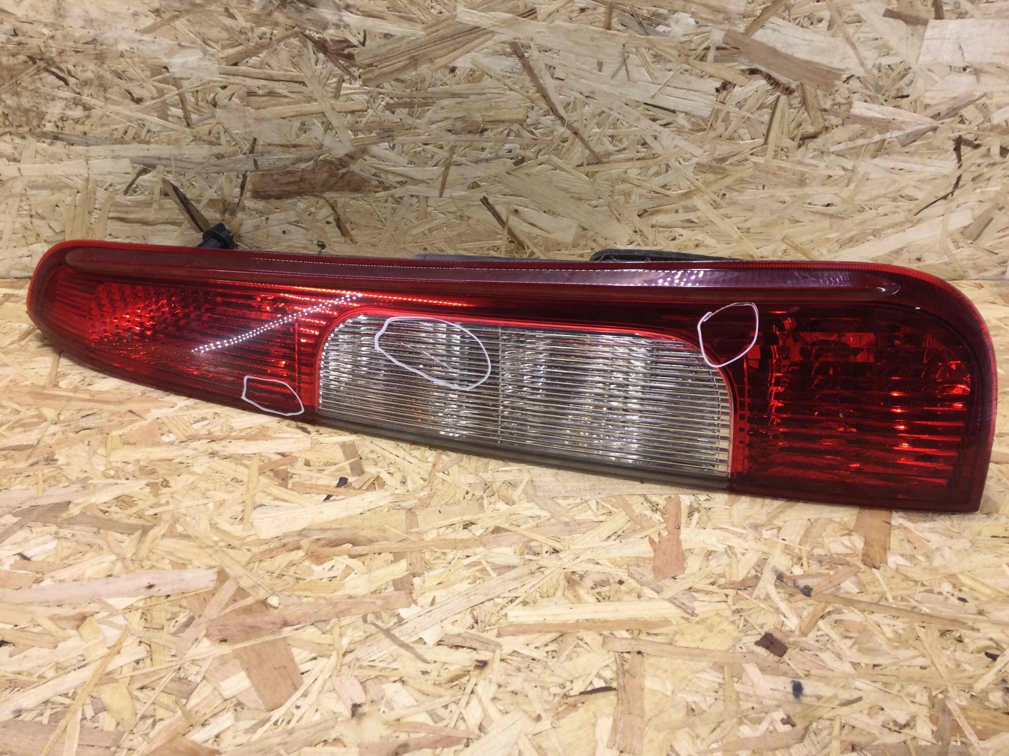 Фонарь задний правый Ford C-MAX 1 поколение (2003-2007) дизель 1.6 TDCi Механика Минивэн