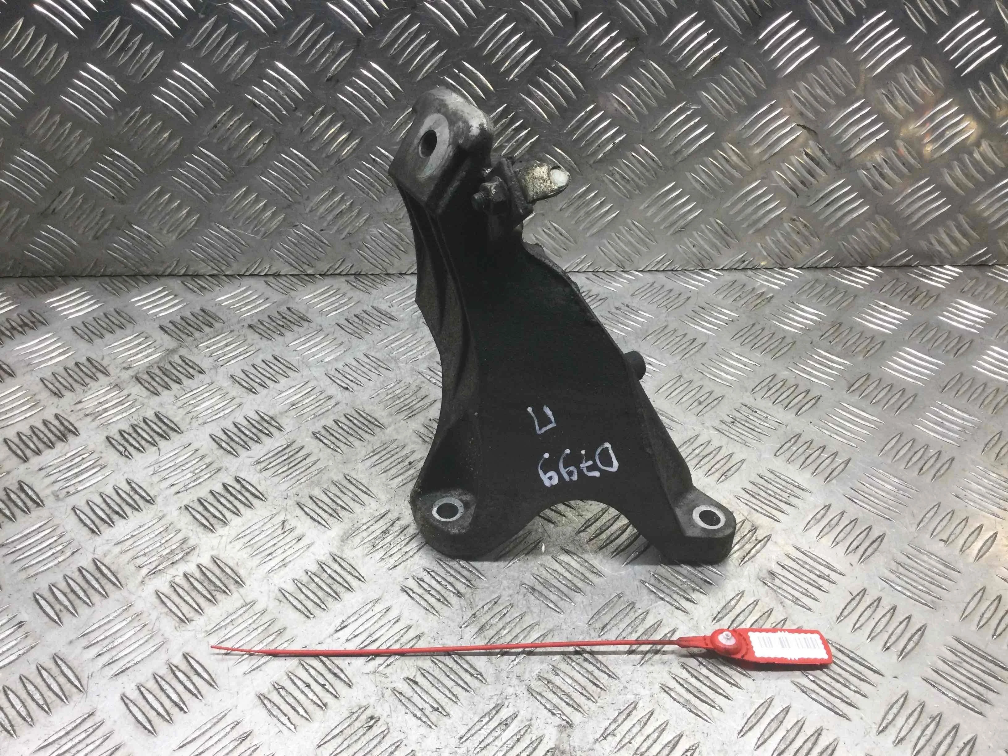 Кронштейн двигателя Audi A4 B8/8K (2007-2011) дизель 2.0 TDI Механика Седан