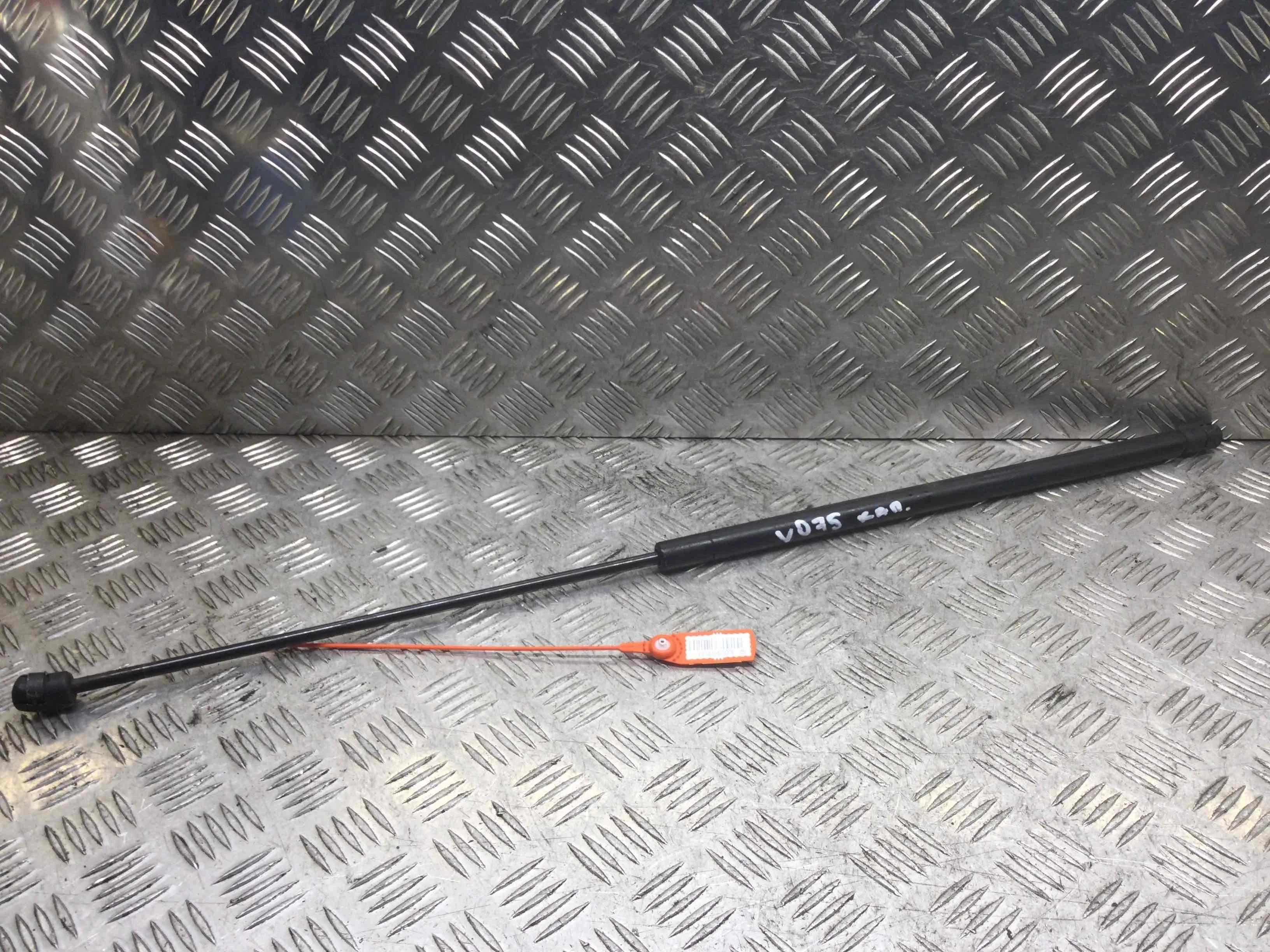 Амортизатор капота Audi A6 C5/4B (1997-2004) дизель 2.5 TDI Автомат Универсал