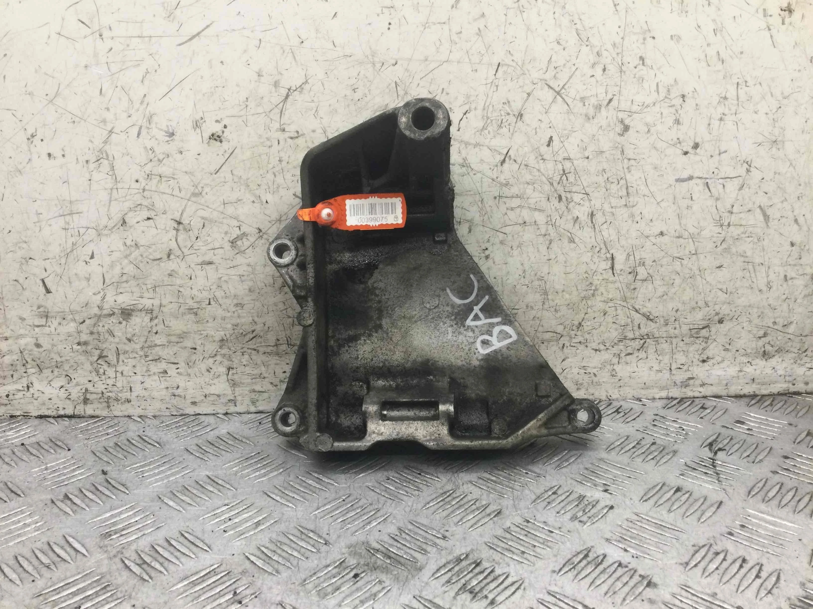 Кронштейн генератора Volkswagen Touareg 1 поколение 2002-2007 дизель 2.5 TDI Автомат