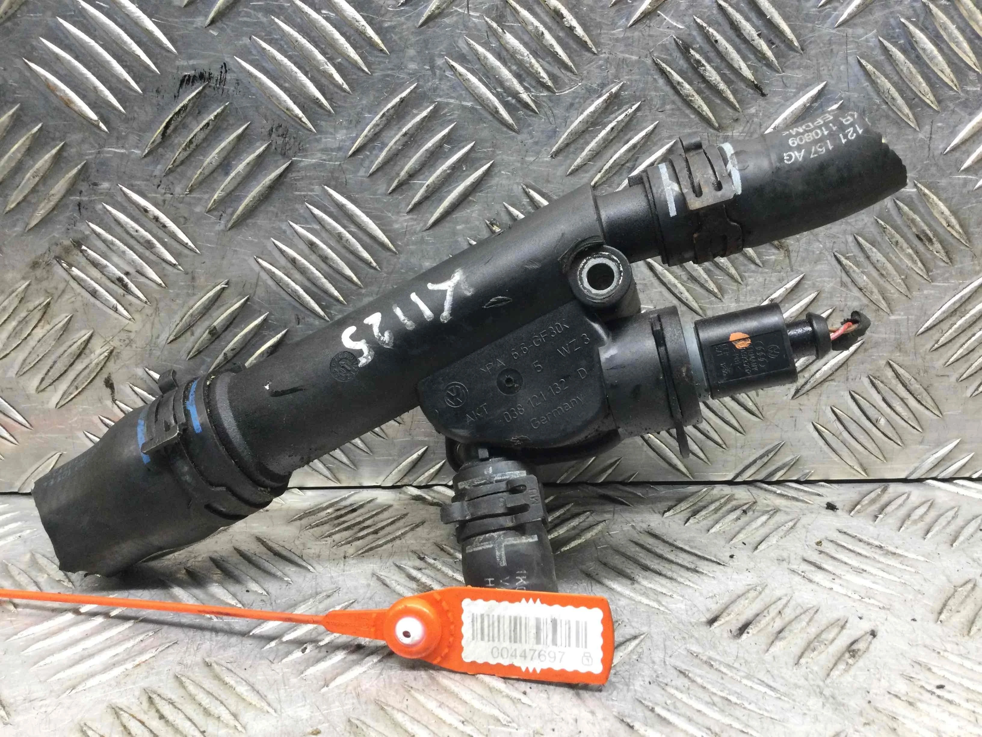 Фланец (тройник) системы охлаждения Volkswagen Golf 5 поколение (2004-2009) дизель 1.9 TDI Механика Х/б