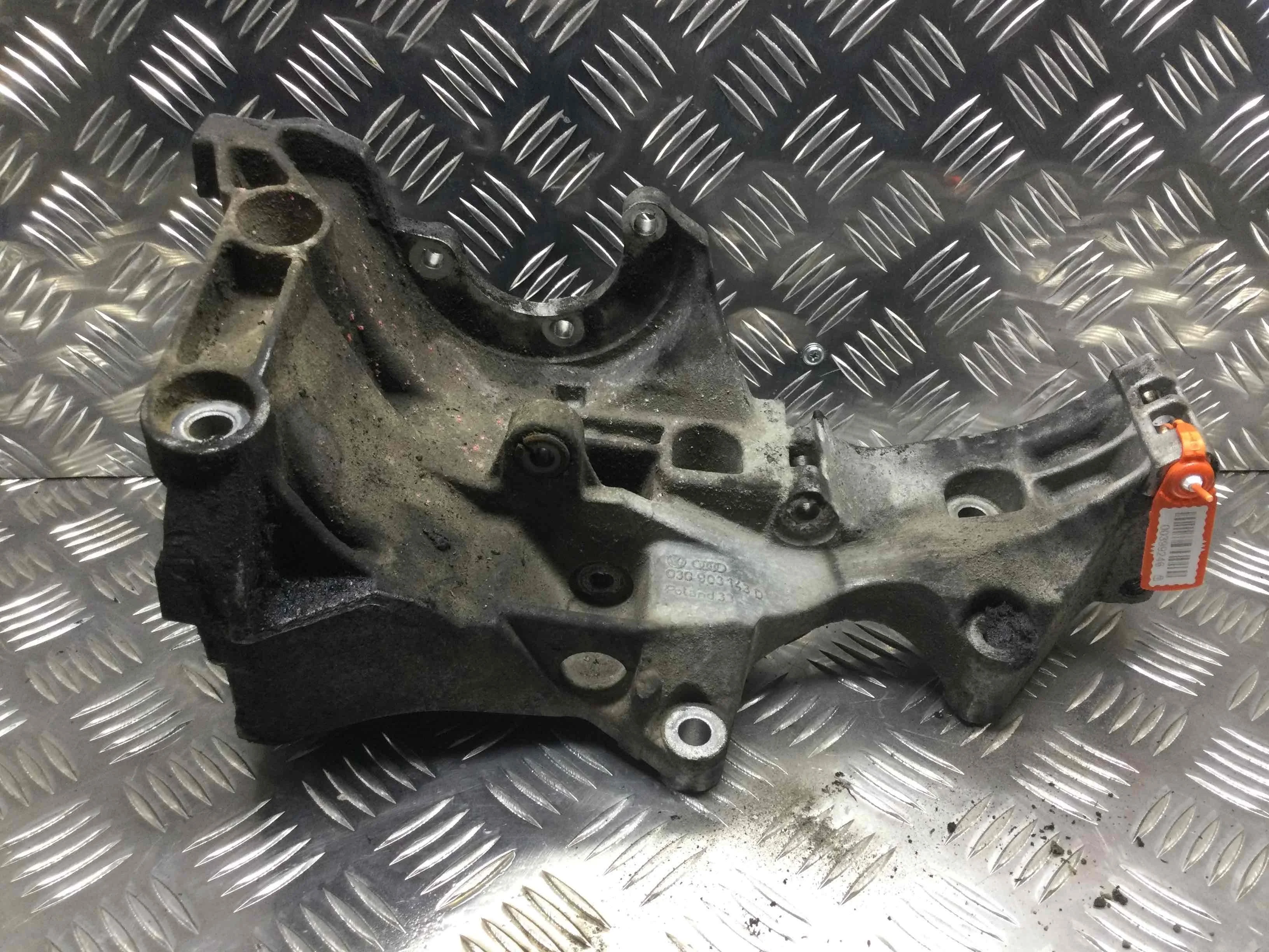 Кронштейн генератора Audi A4 B7 (2004-2008) дизель 2.0 TDI Механика Седан