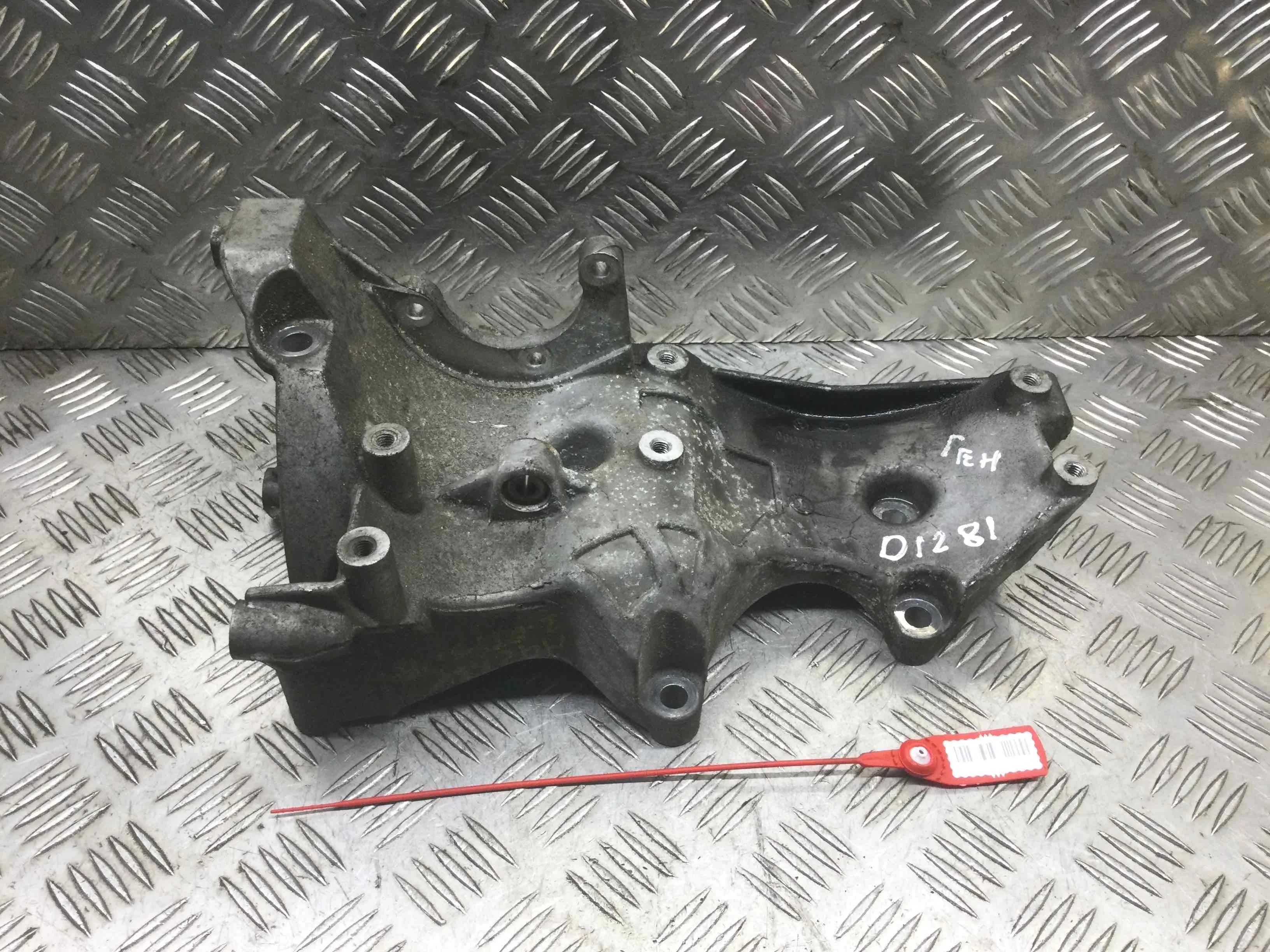 Кронштейн генератора Volkswagen Golf 5 поколение (2004-2009) бензин 2.0 i Механика Х/б