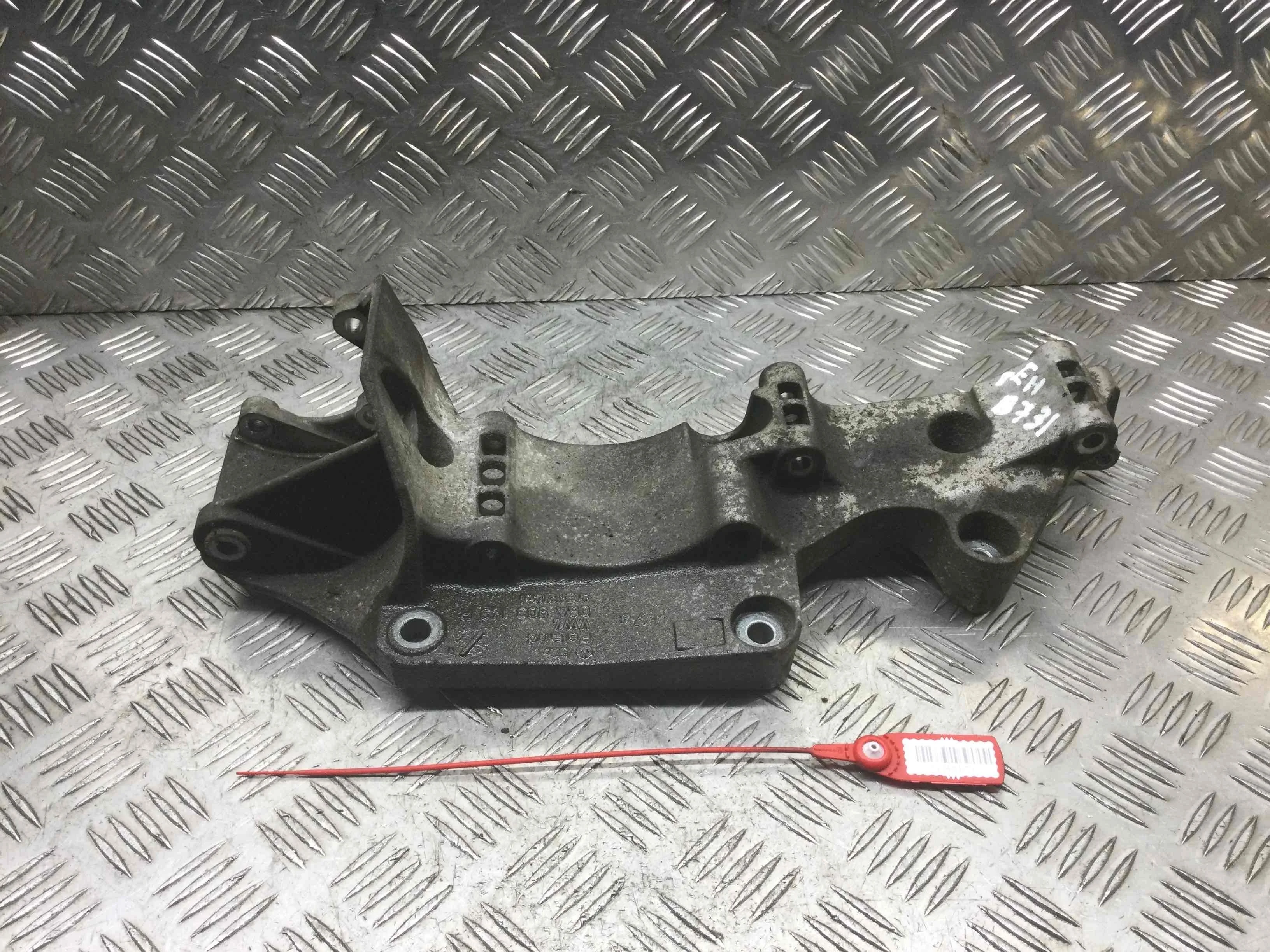 Кронштейн генератора Volkswagen Beetle A4 (1997-2005) бензин 1.6 i Механика Х/б