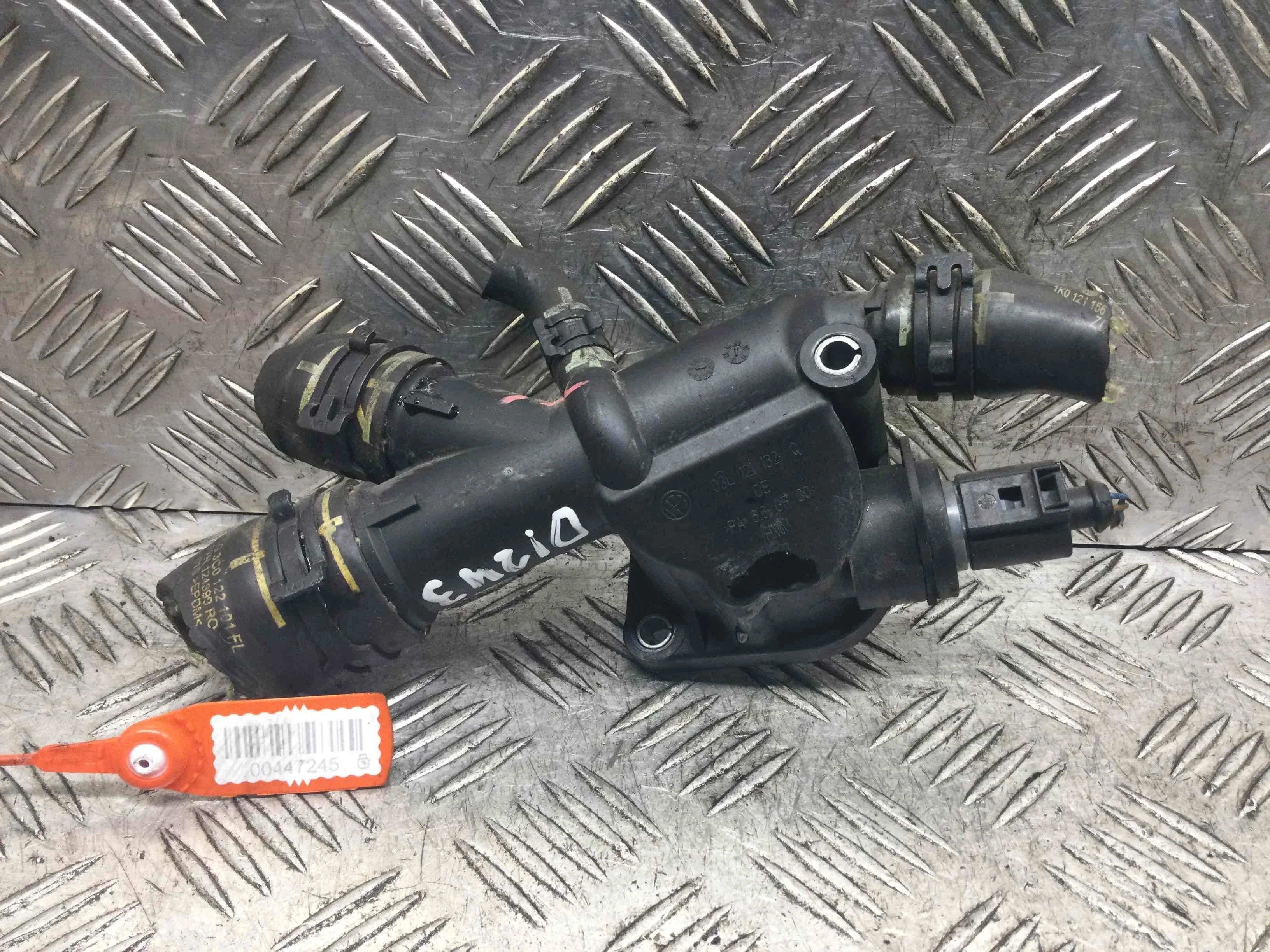 Фланец (тройник) системы охлаждения Volkswagen Passat B6 (2005-2010) дизель 2.0 TDI Механика Универсал