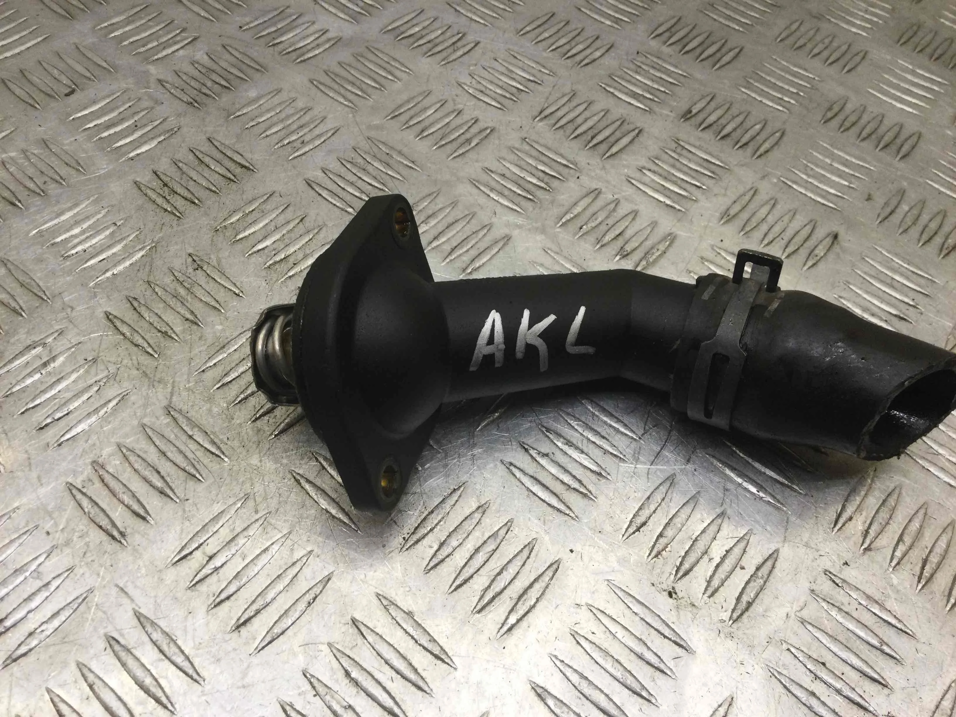 Корпус термостата Volkswagen Golf 4 поколение (1997-2004) бензин 1.6  Механика Х/б