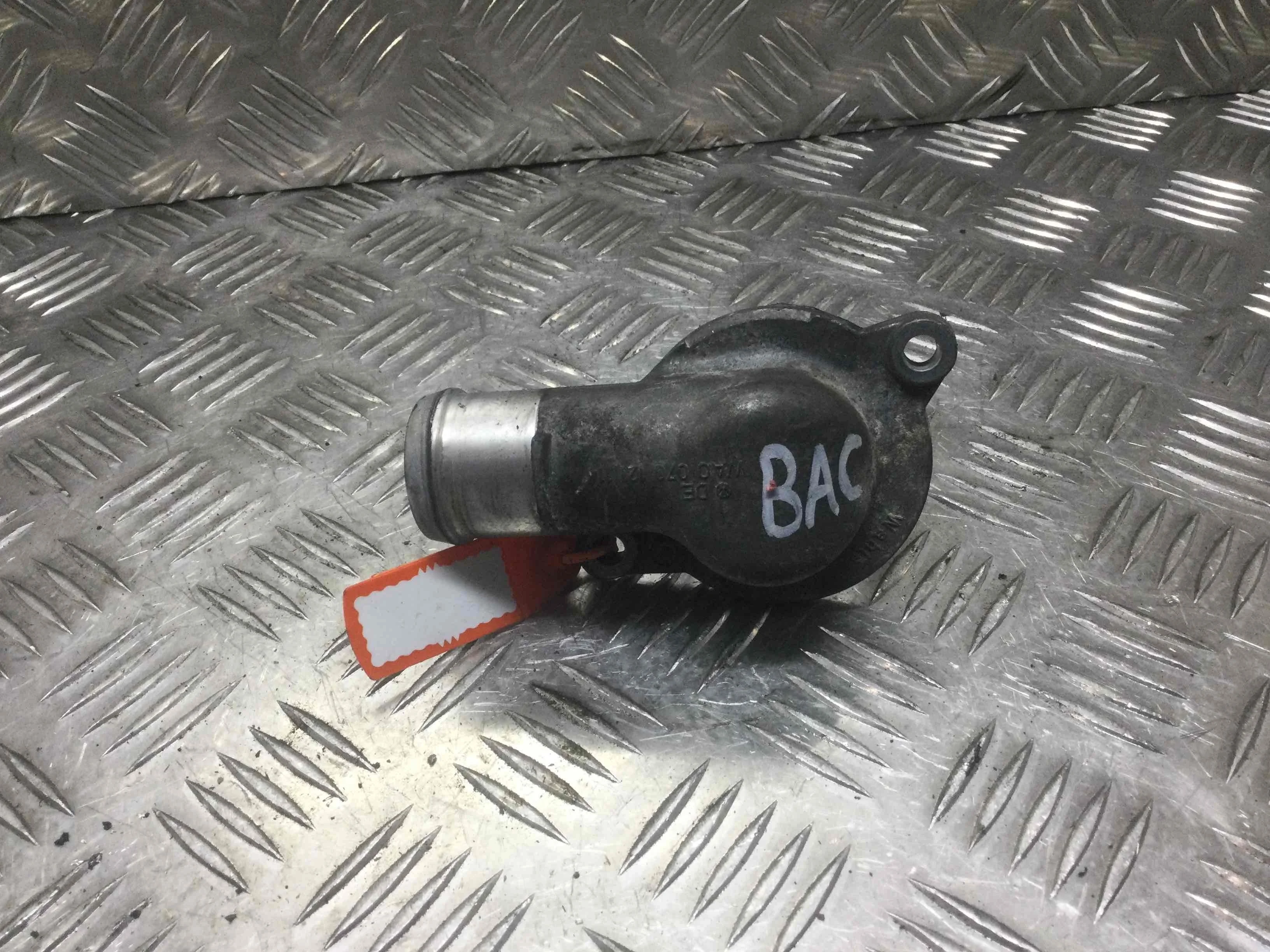 Корпус термостата Volkswagen Touareg 1 поколение 2002-2007 дизель 2.5 TDI Автомат