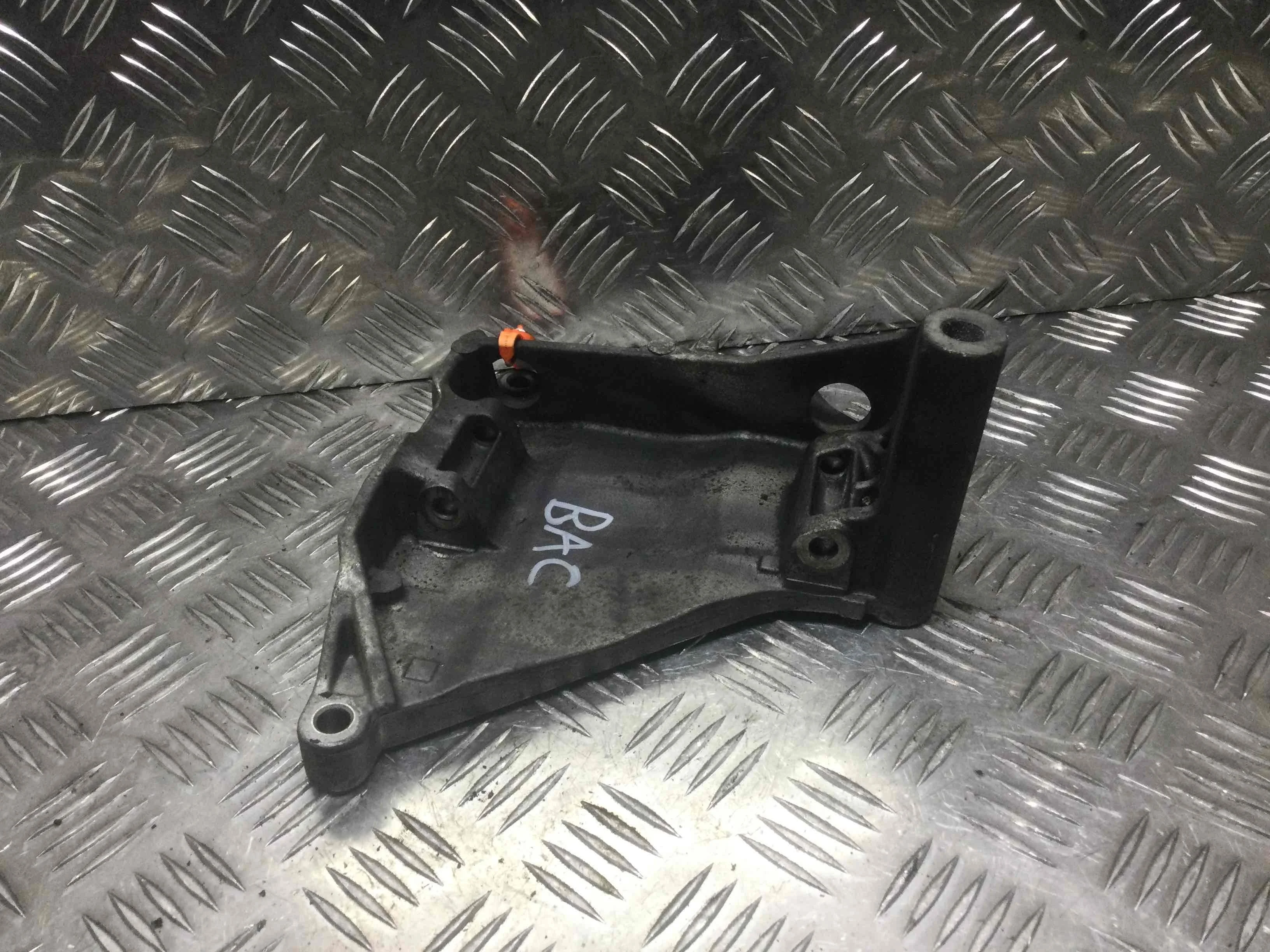 Кронштейн генератора Volkswagen Touareg 1 поколение 2002-2007 дизель 2.5 TDI Автомат