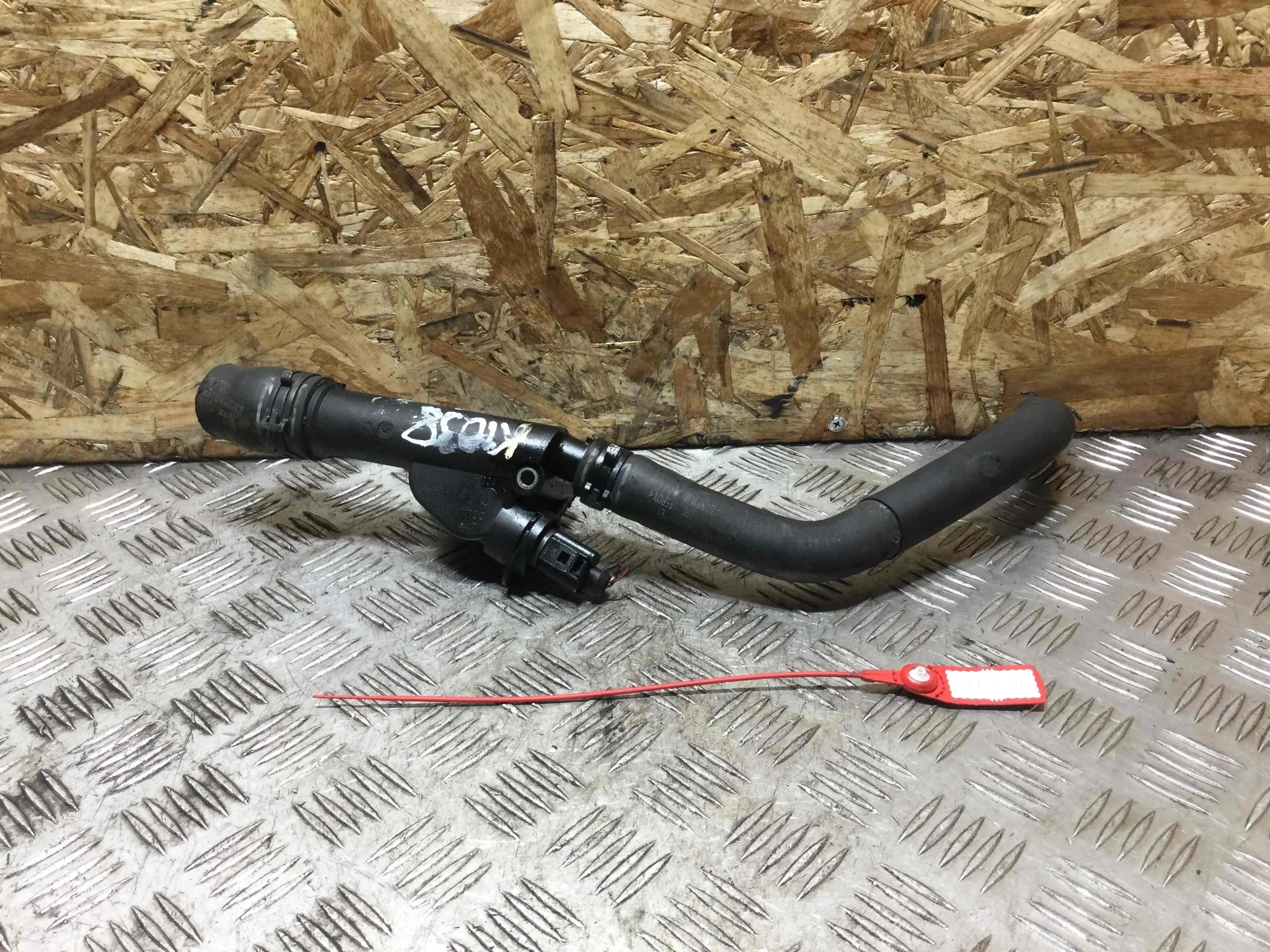 Фланец (тройник) системы охлаждения Volkswagen Passat B6 (2005-2010) дизель 2.0 TDI DSG Седан