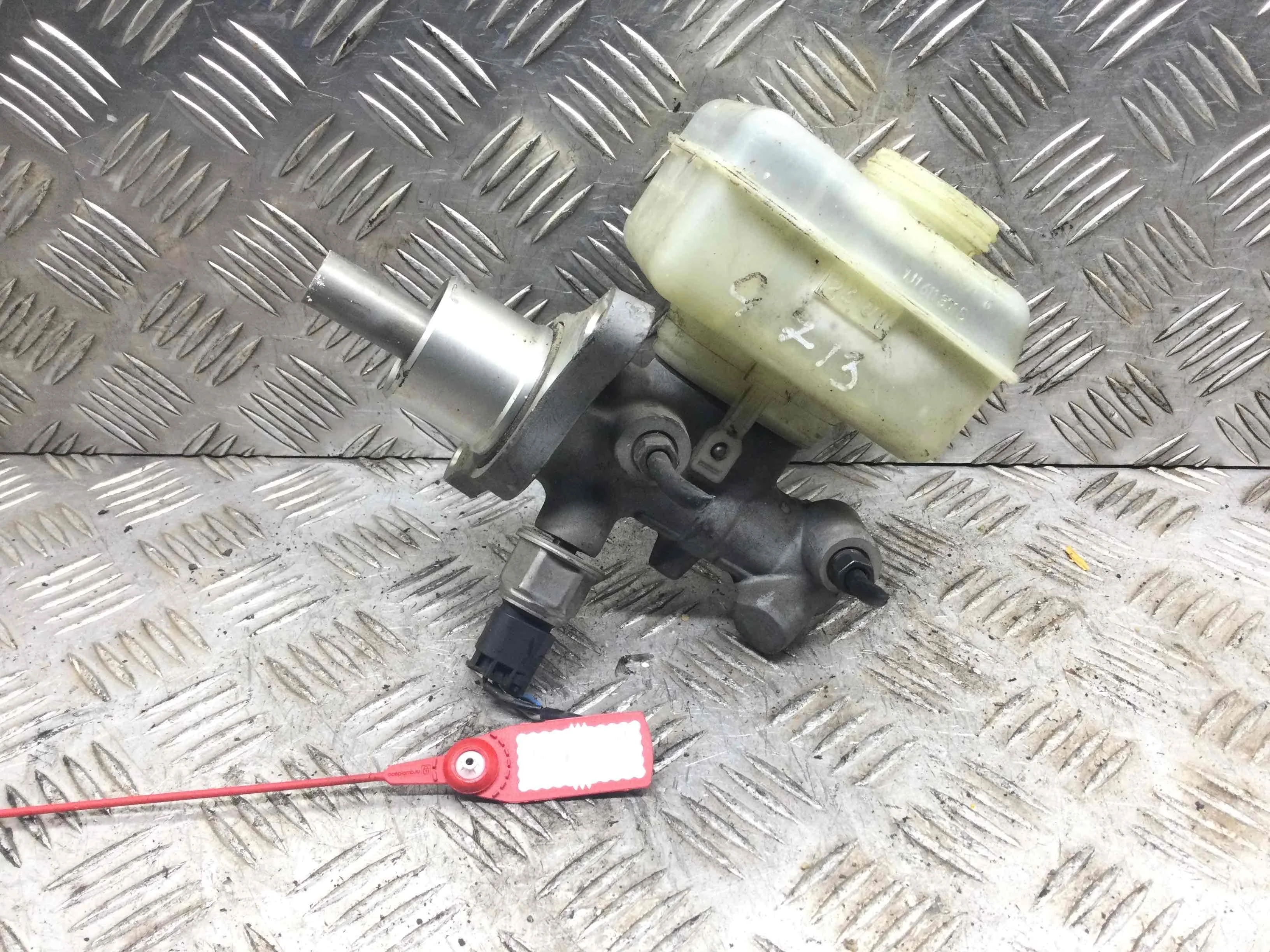 Цилиндр тормозной главный Volkswagen Golf 4 поколение (1997-2004) бензин 1.4 i Механика Х/б