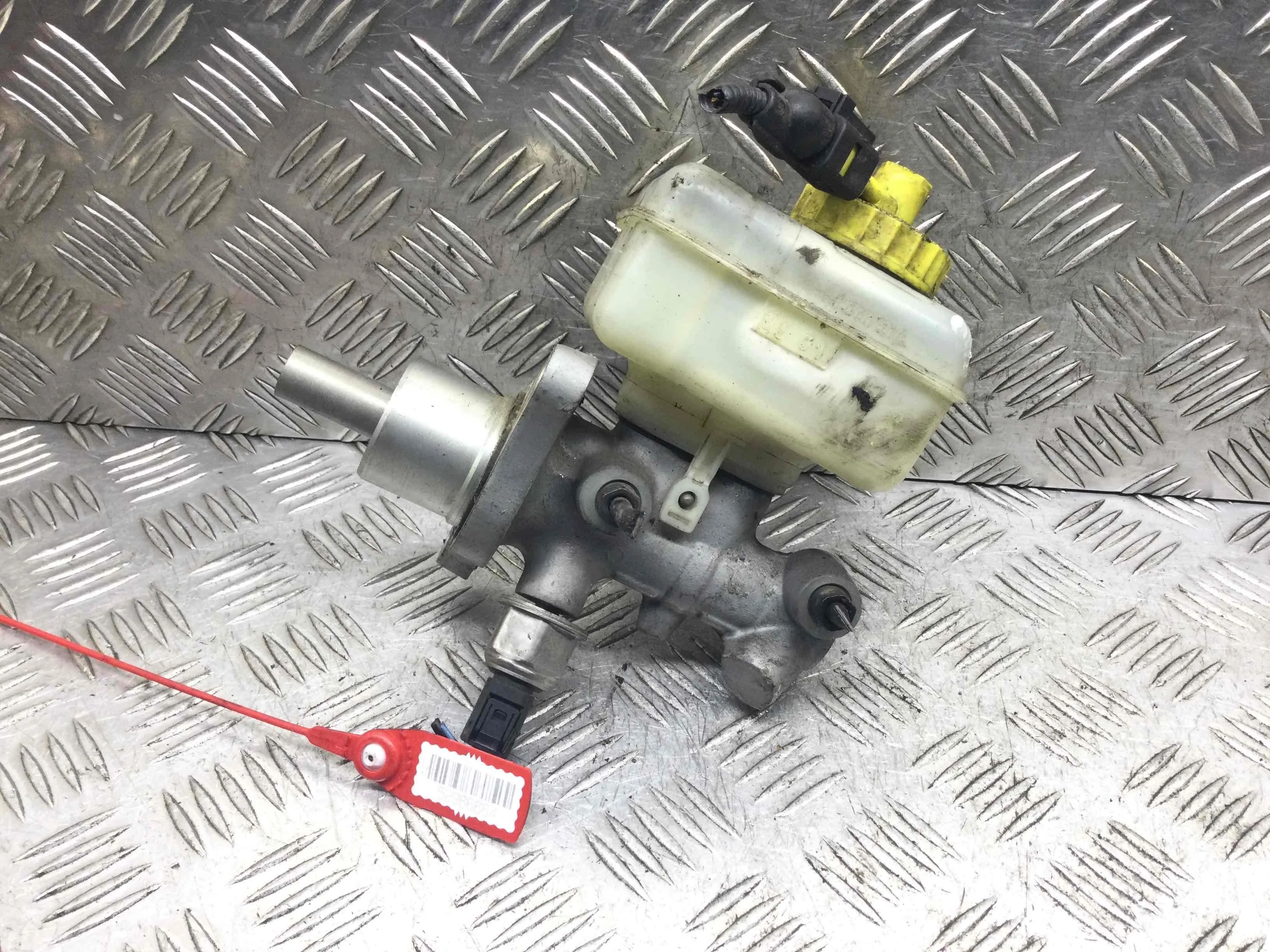 Цилиндр тормозной главный Volkswagen Golf 4 поколение (1997-2004) бензин 2.3 i Автомат Х/б