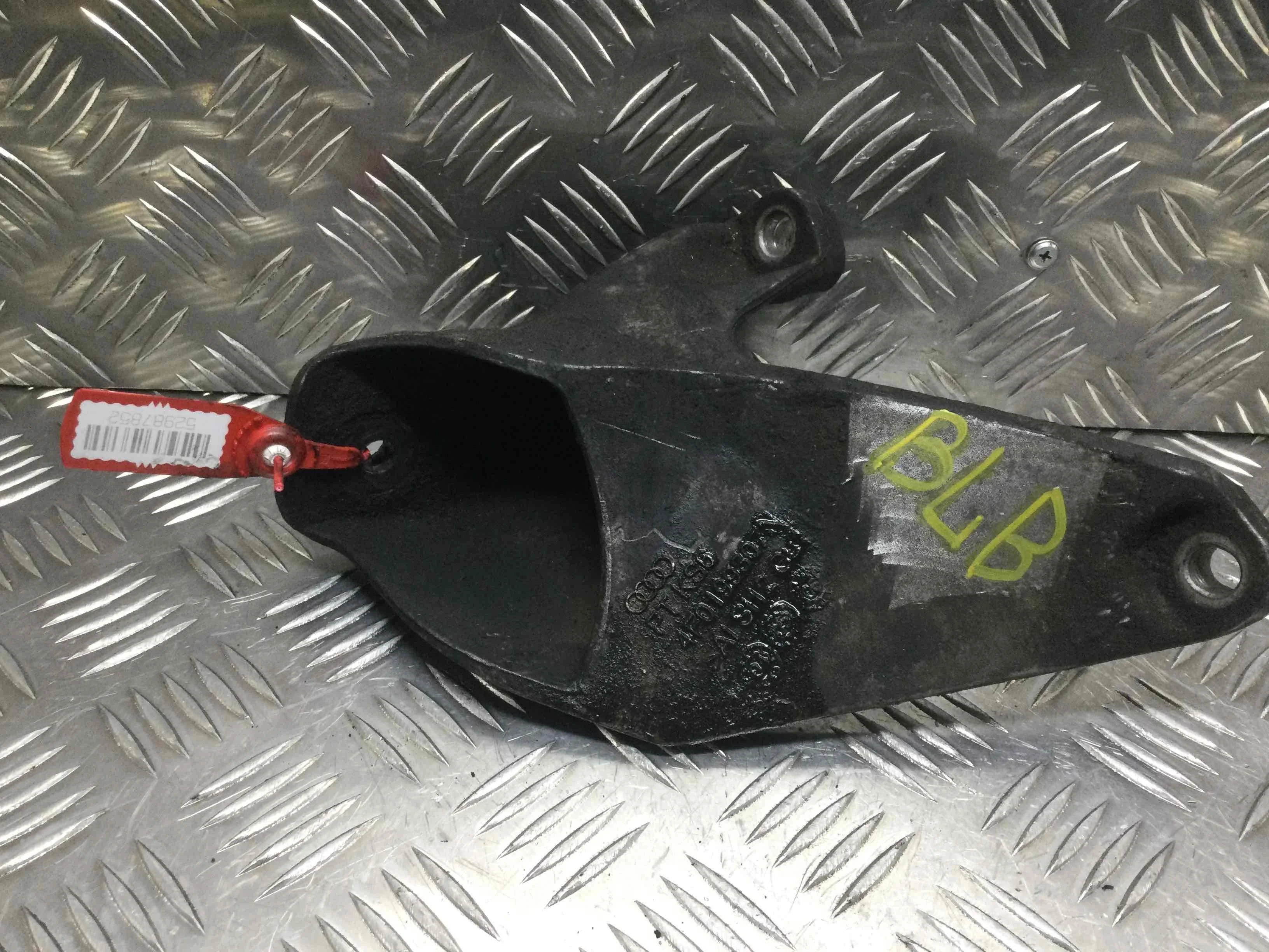 Кронштейн двигателя Audi A4 B7 (2004-2008) дизель 2.0 TDI Вариатор Универсал