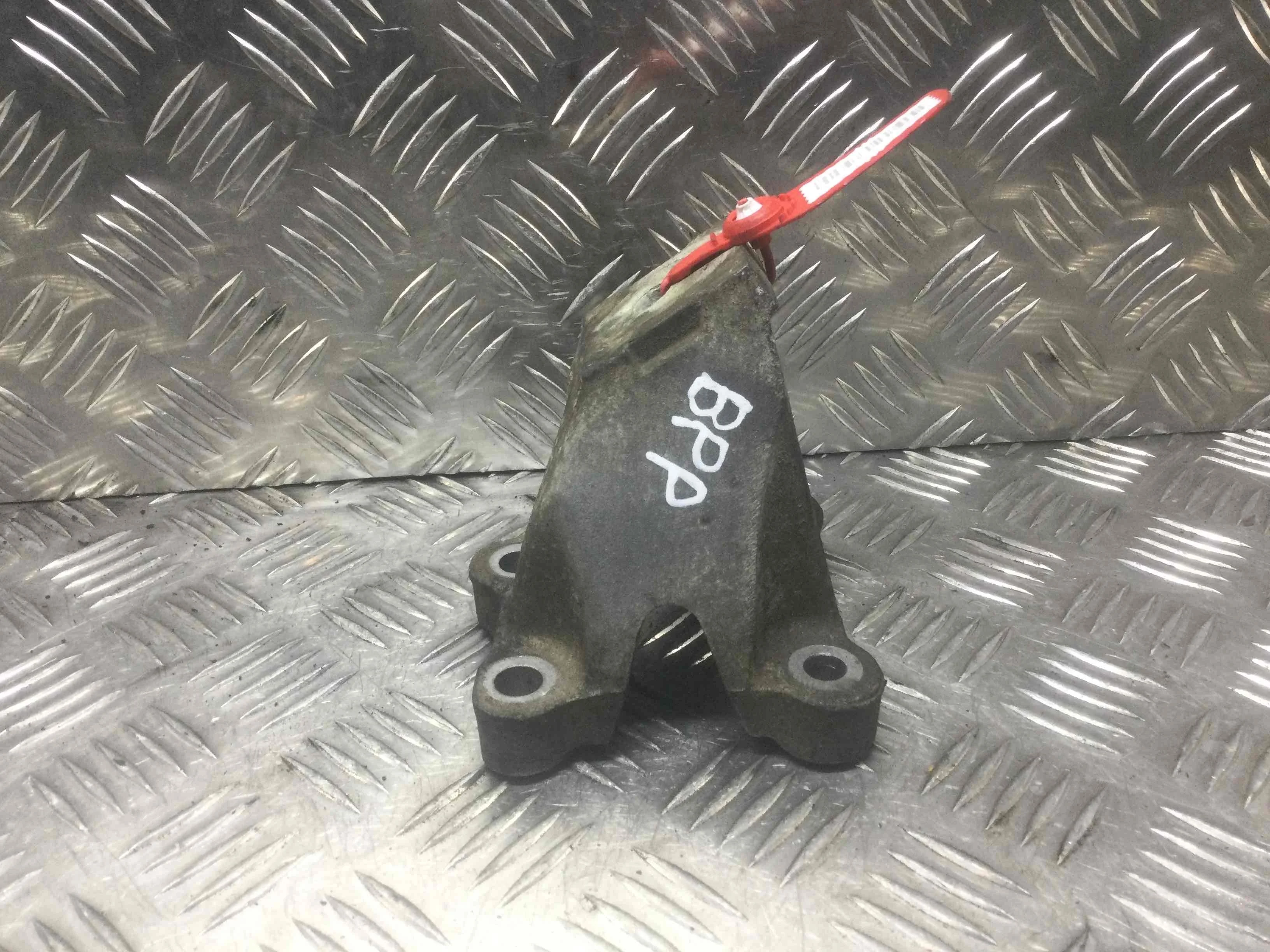 Кронштейн двигателя Audi A4 B7 (2004-2008) дизель 2.7 TDI Автомат Седан