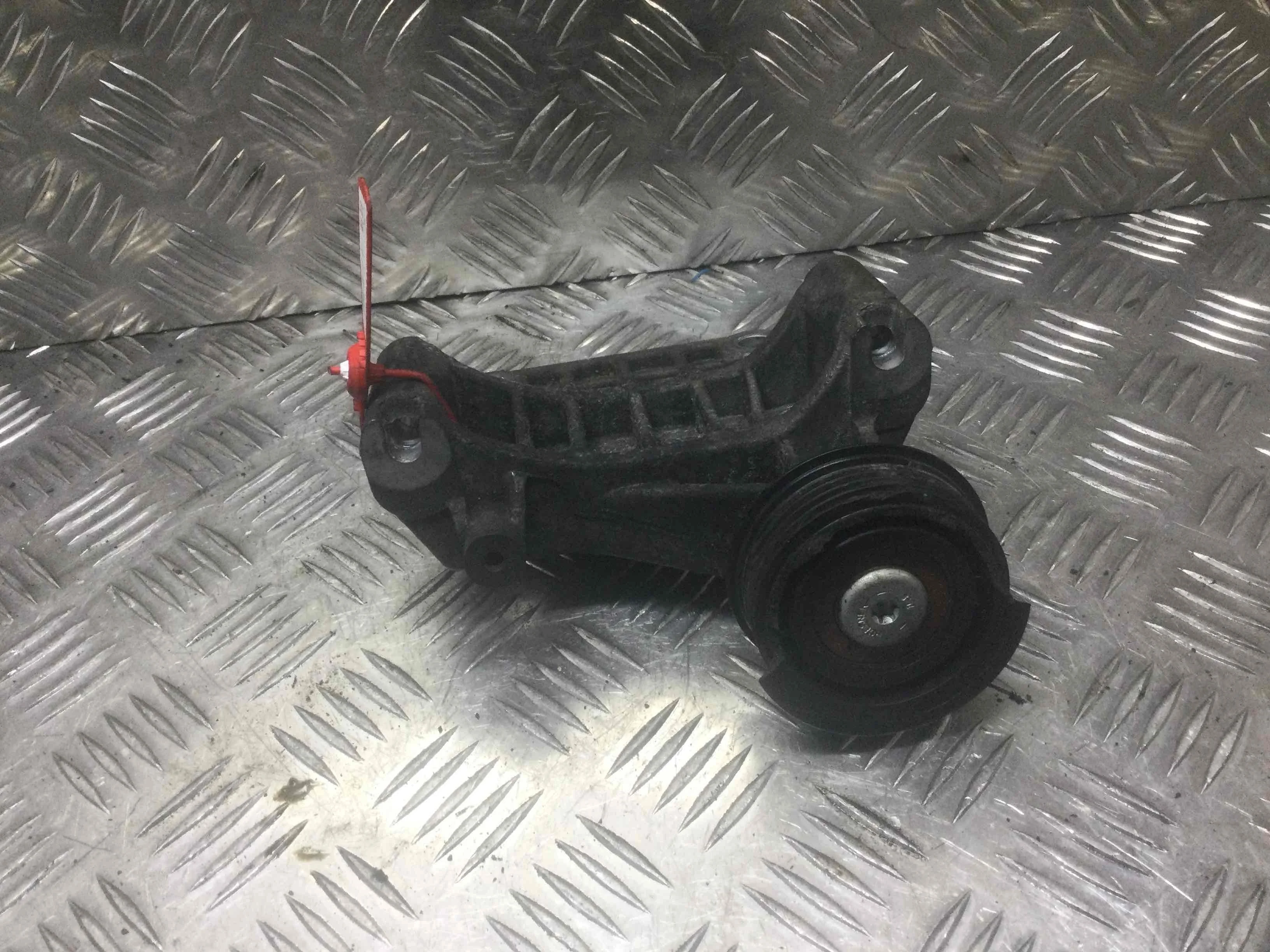 Кронштейн генератора Audi A4 B7 (2004-2008) дизель 2.7 TDI Автомат Седан