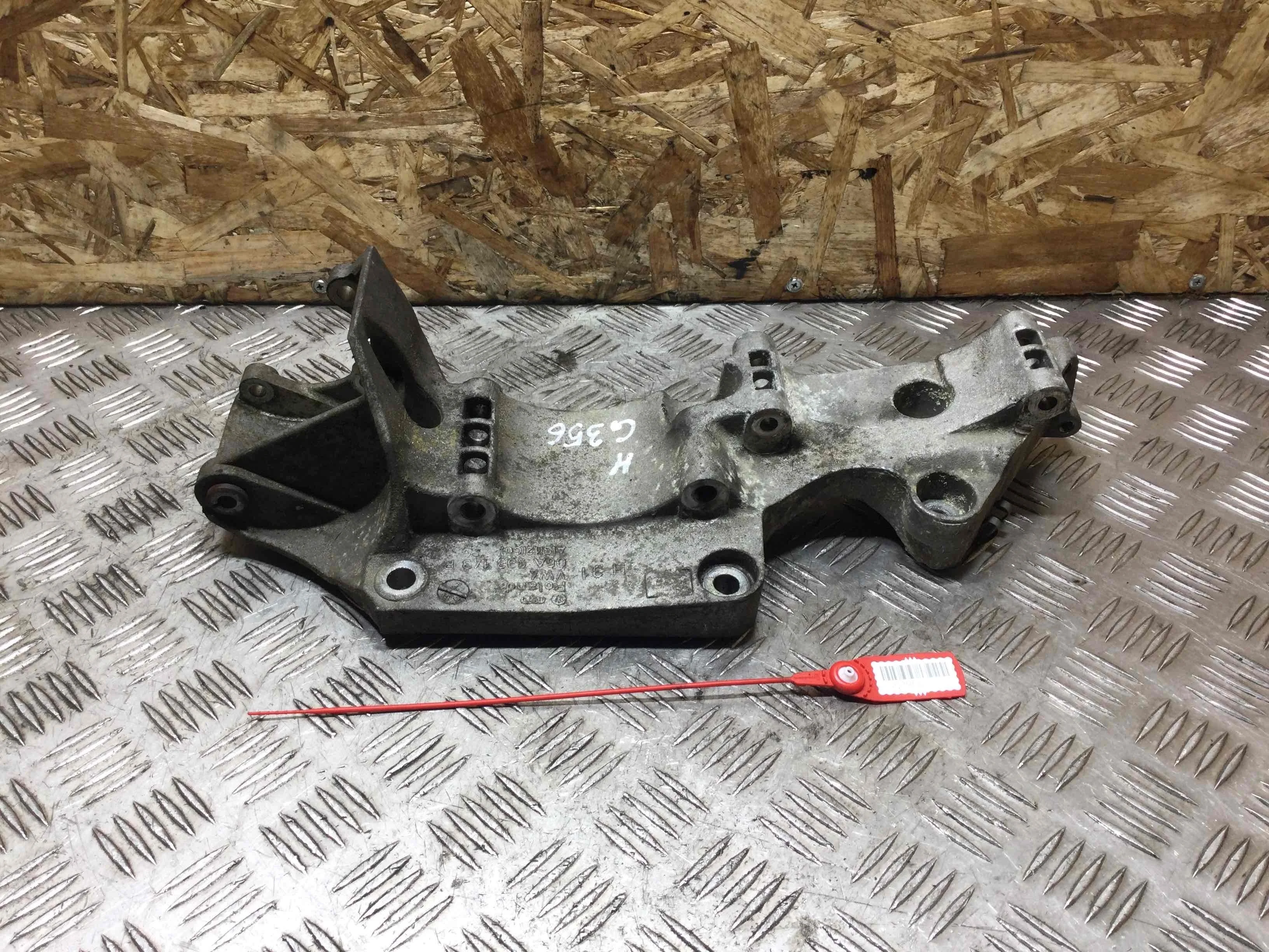 Кронштейн генератора Volkswagen Bora Bora (1J) 1998 - 2005 бензин 2.0  Механика Седан