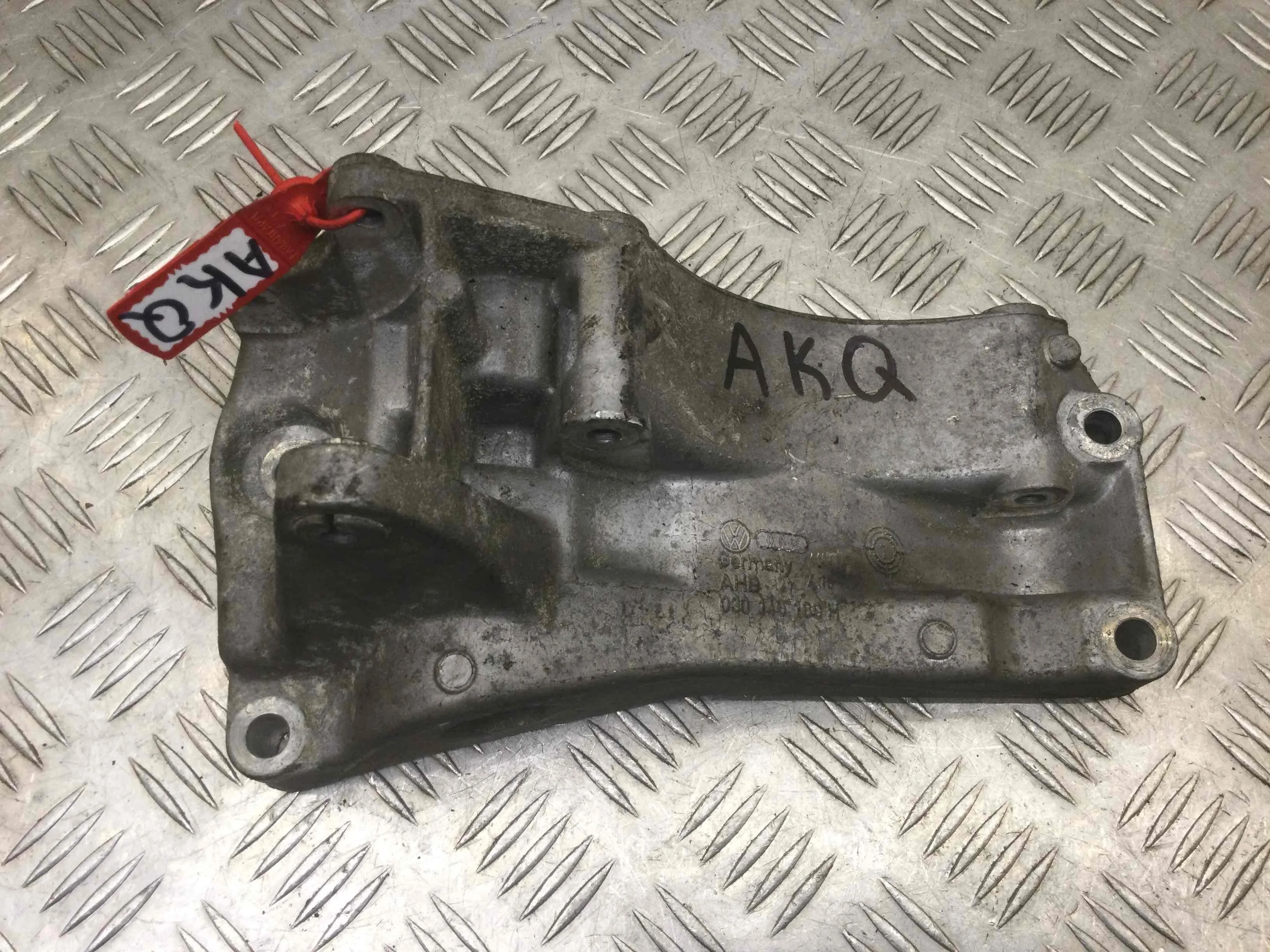 Кронштейн генератора Volkswagen Golf 4 поколение (1997-2004) бензин 1.4 i Механика Х/б