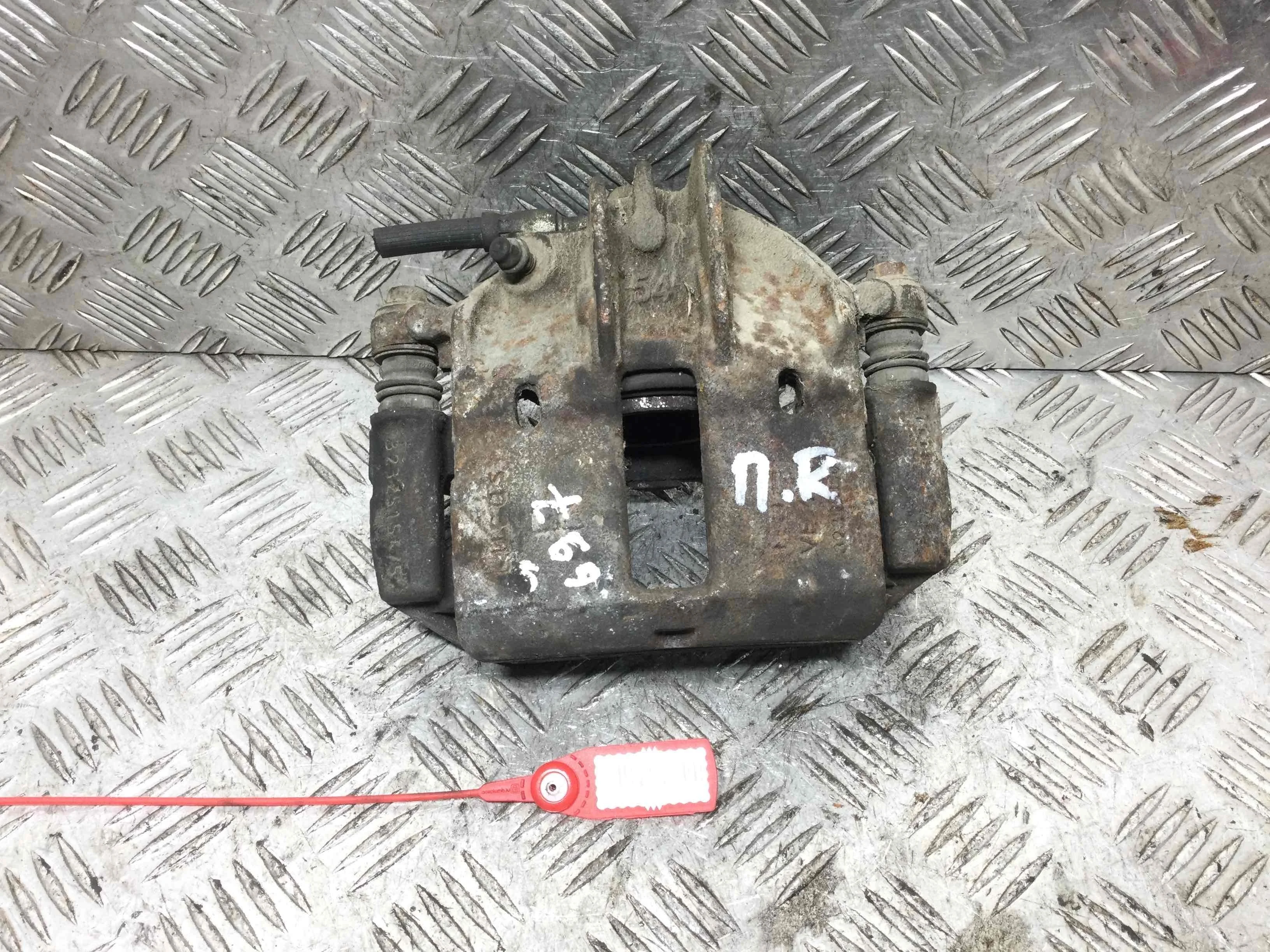 Суппорт передний правый Mitsubishi Space Star 1 поколение (1998-2002) бензин 1.3 i Механика Минивэн