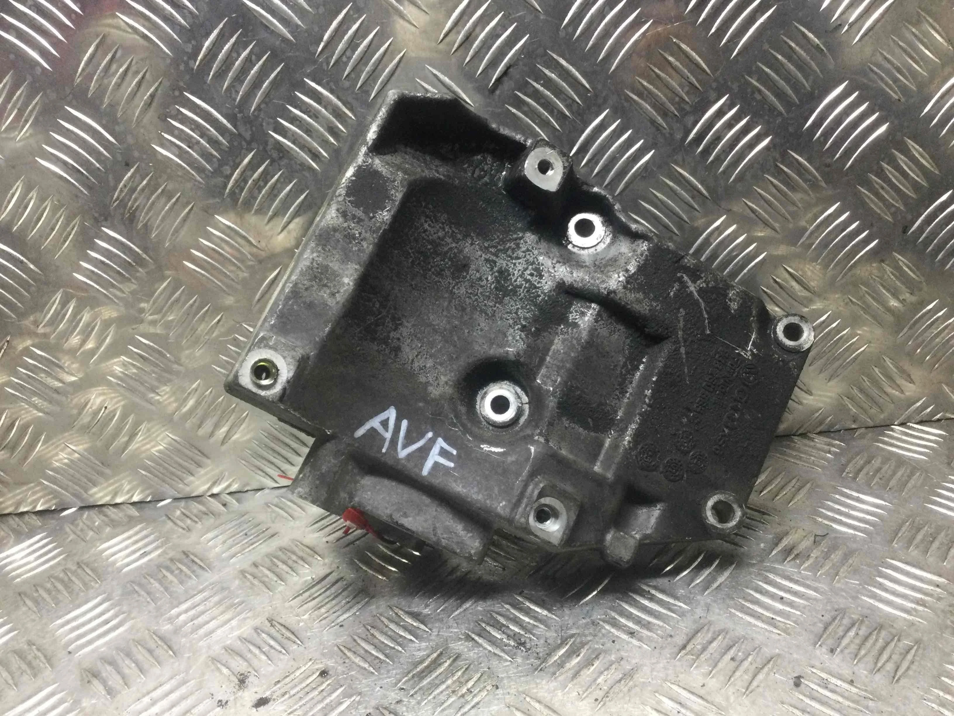 Кронштейн Volkswagen Passat B5+ [рестайлинг] (2000-2005) дизель 1.9 TDI Механика Универсал