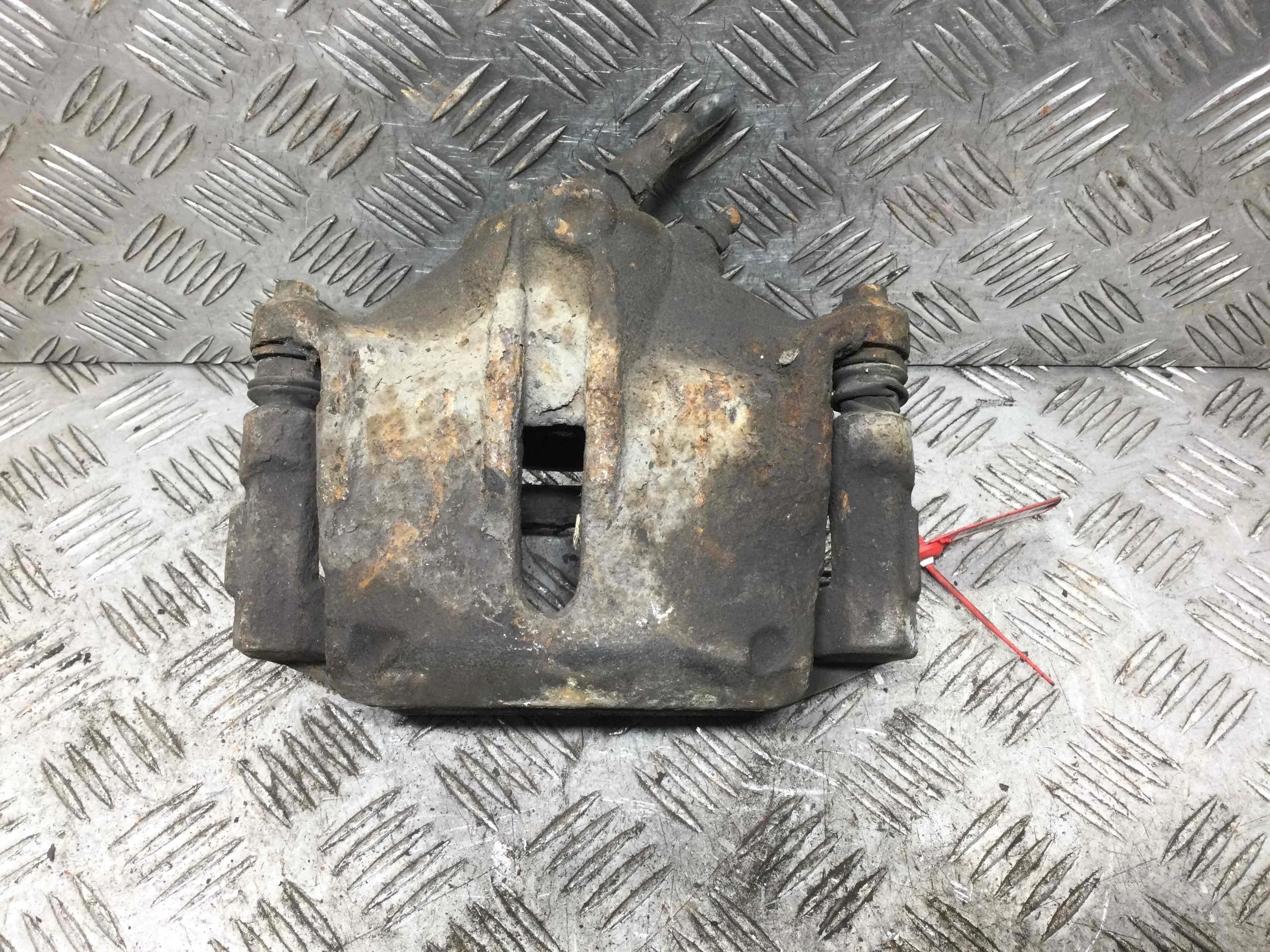 Суппорт передний левый Ford Mondeo Mondeo III 2000 - 2003 бензин 2.0 i Механика Универсал