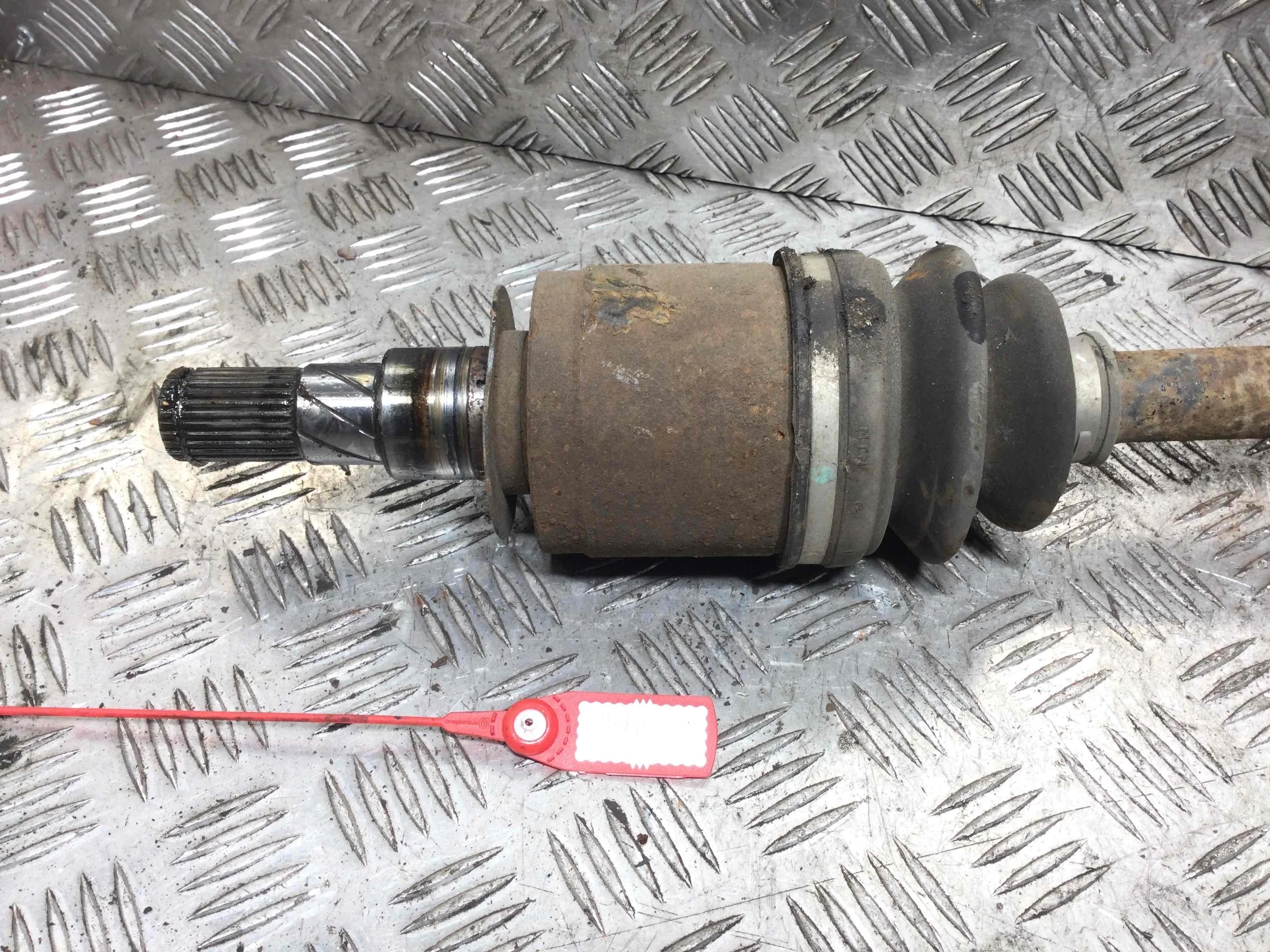 Полуось передняя правая (приводной вал, ШРУС) Nissan Navara D40 (2005-2010) дизель 2.5  Механика