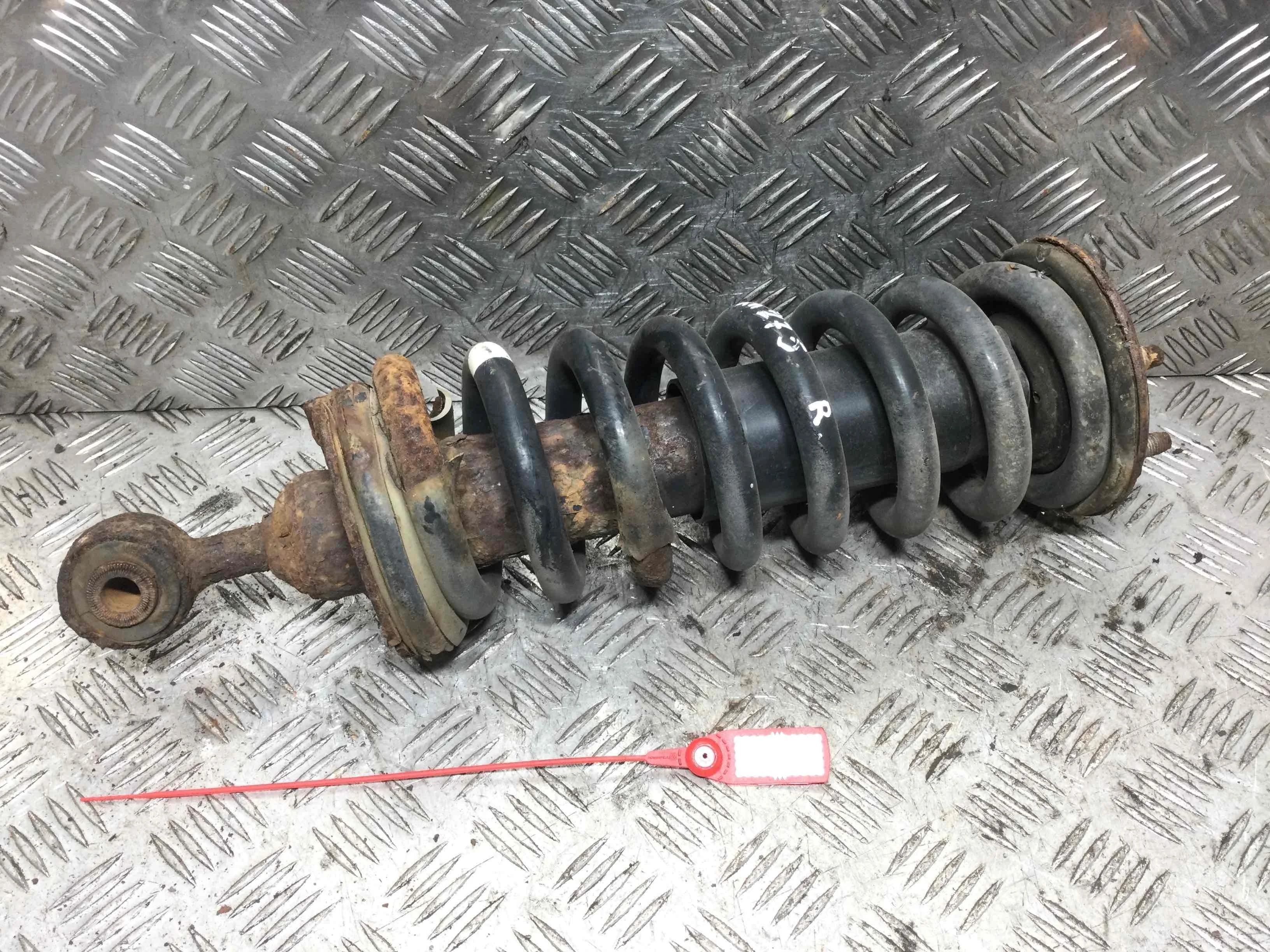 Стойка передняя правая Nissan Navara D40 (2005-2010) дизель 2.5  Механика