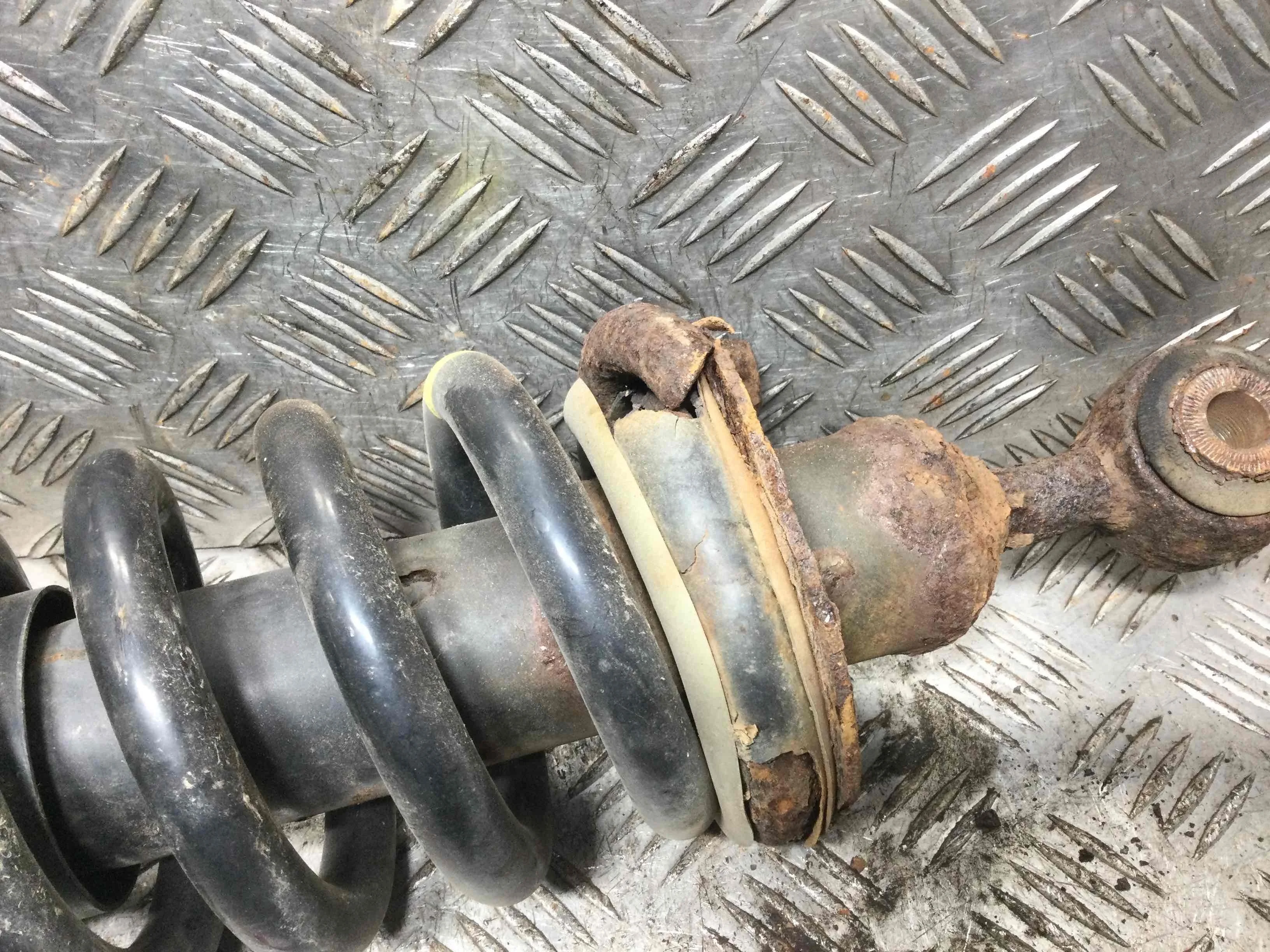 Стойка передняя правая Nissan Navara D40 (2005-2010) дизель 2.5 DCI Механика