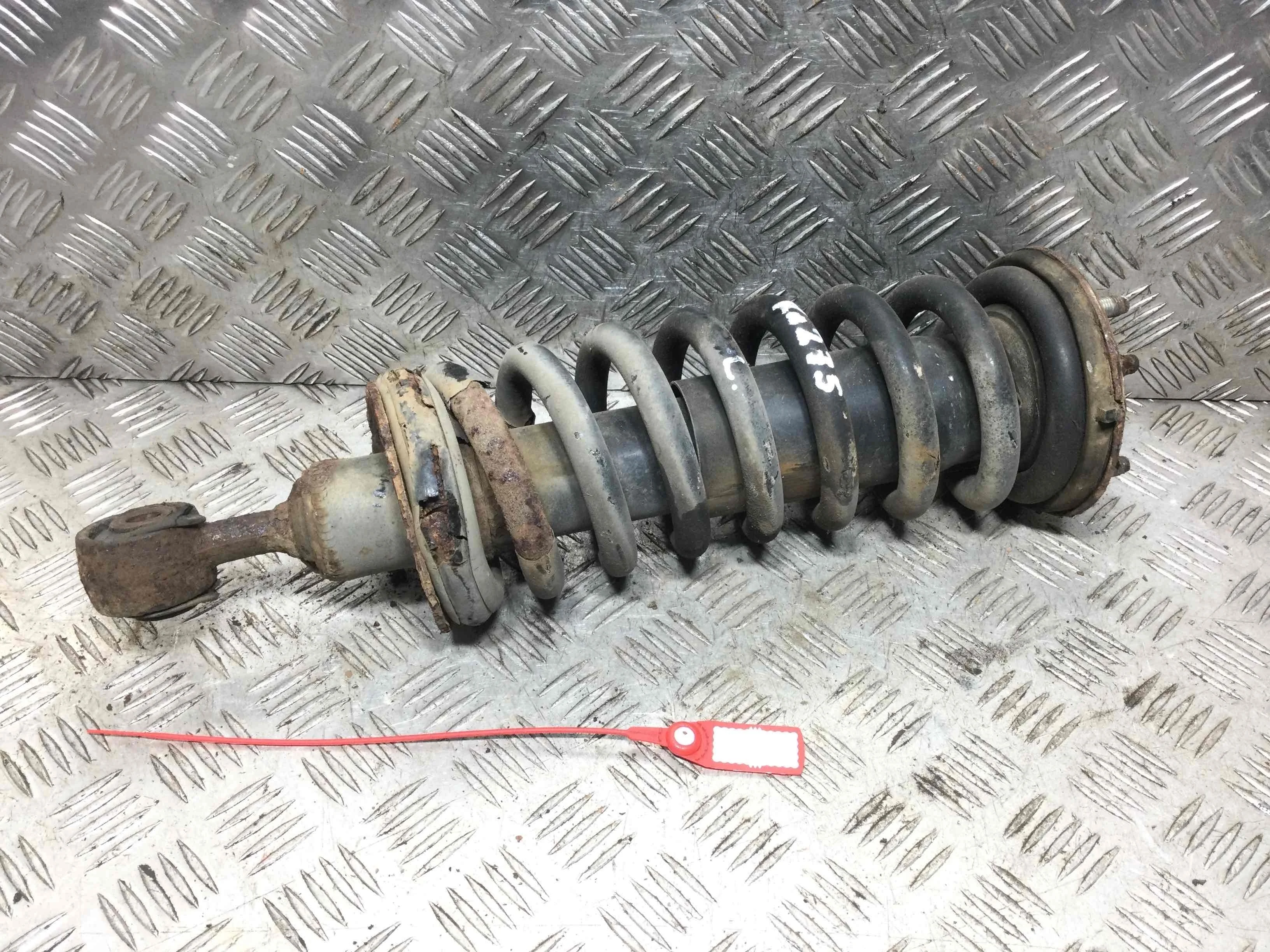 Стойка передняя левая Nissan Navara D40 (2005-2010) дизель 2.5  Механика