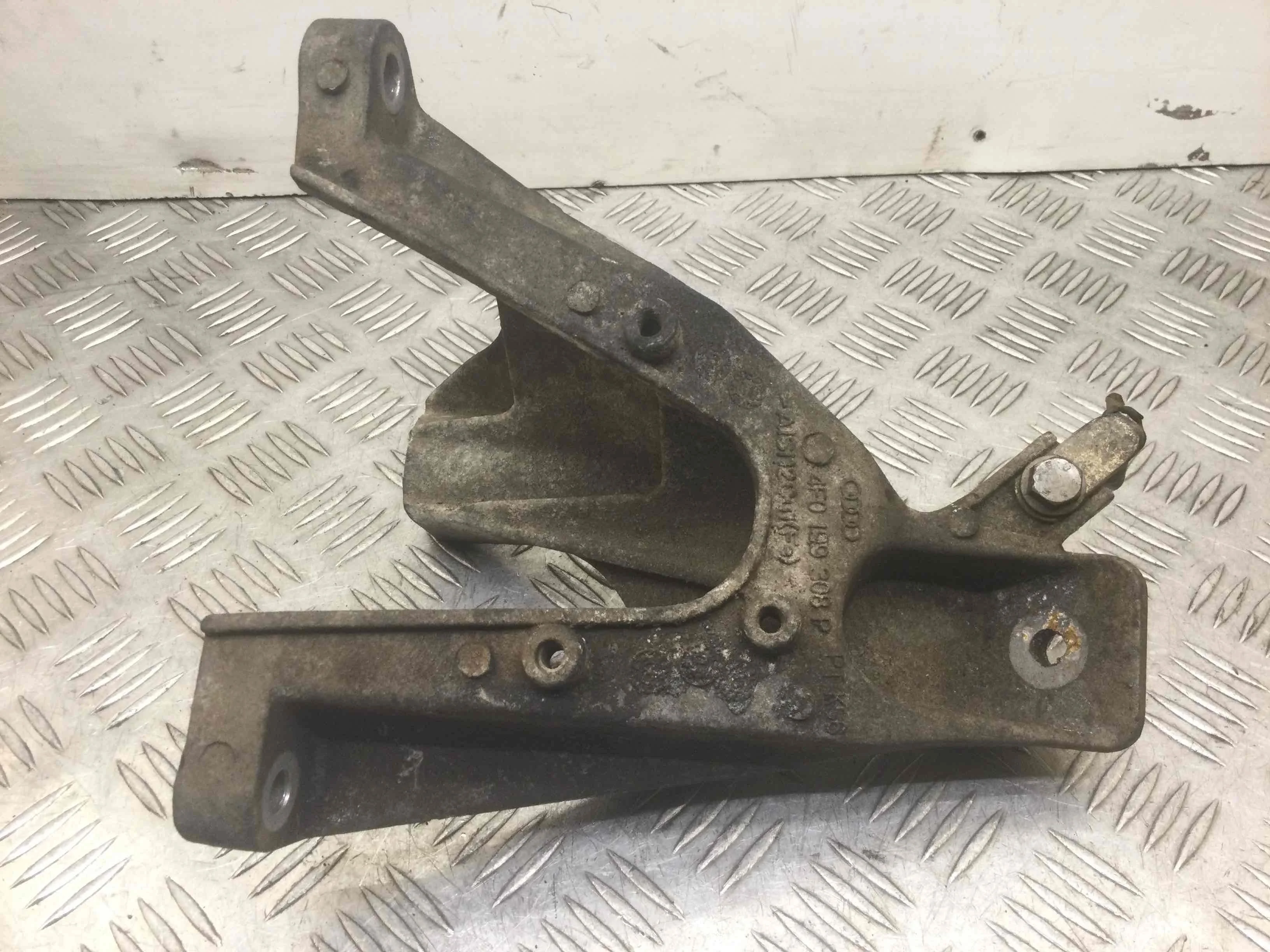 Кронштейн двигателя Audi A4 B8/8K (2007-2011) дизель 2.0 TDI Механика Седан