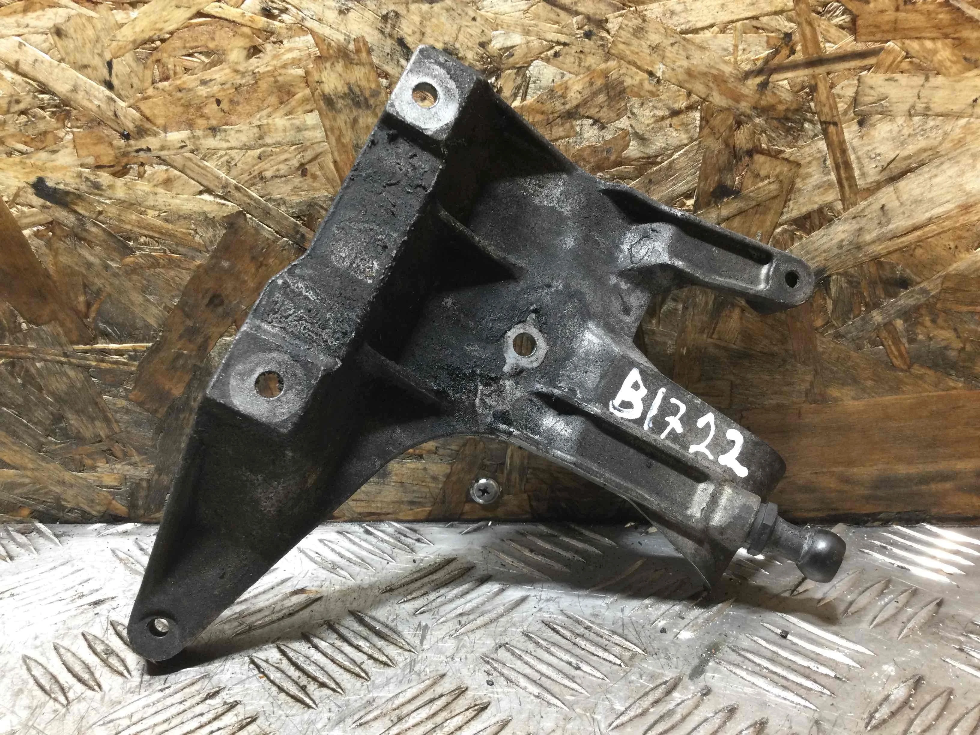 Кронштейн двигателя Audi A6 C6/4F (2004-2008) дизель 2.0 TDI Механика Универсал