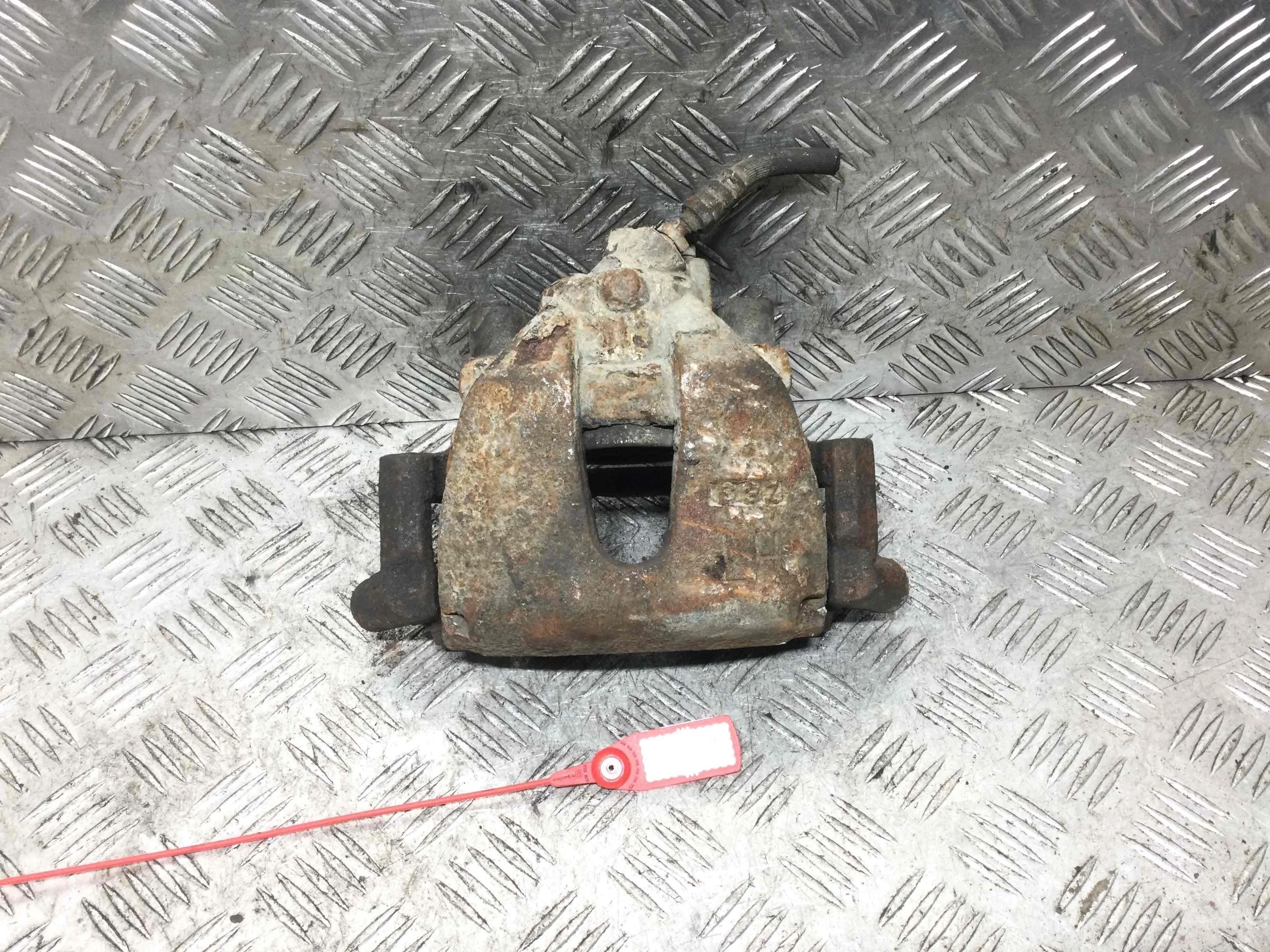 Суппорт передний левый Mazda 5 1 поколение (2005-2008) дизель 2.0 CD Механика Минивэн