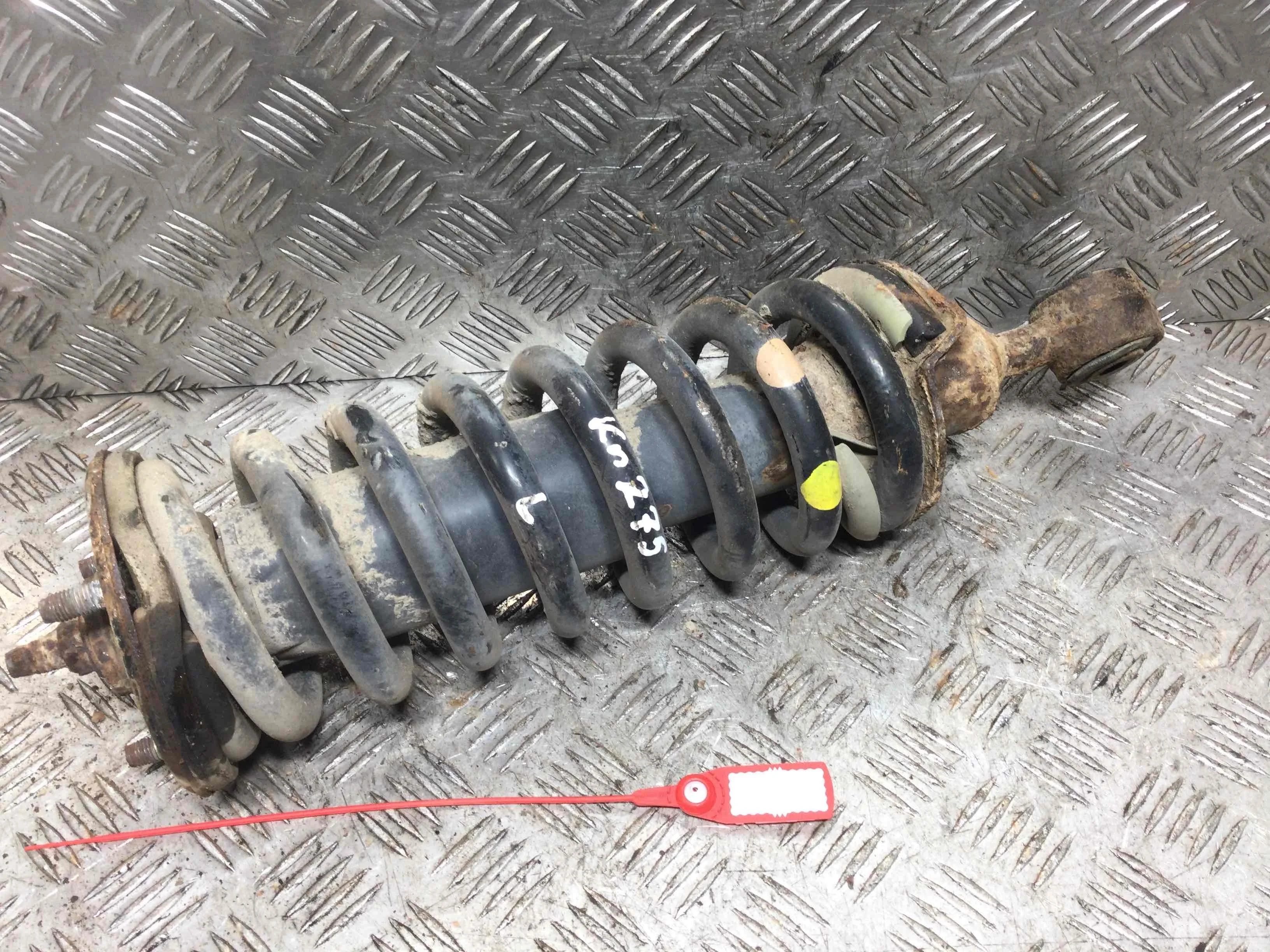 Стойка передняя левая Nissan Navara D40 (2005-2010) дизель 2.5  Механика