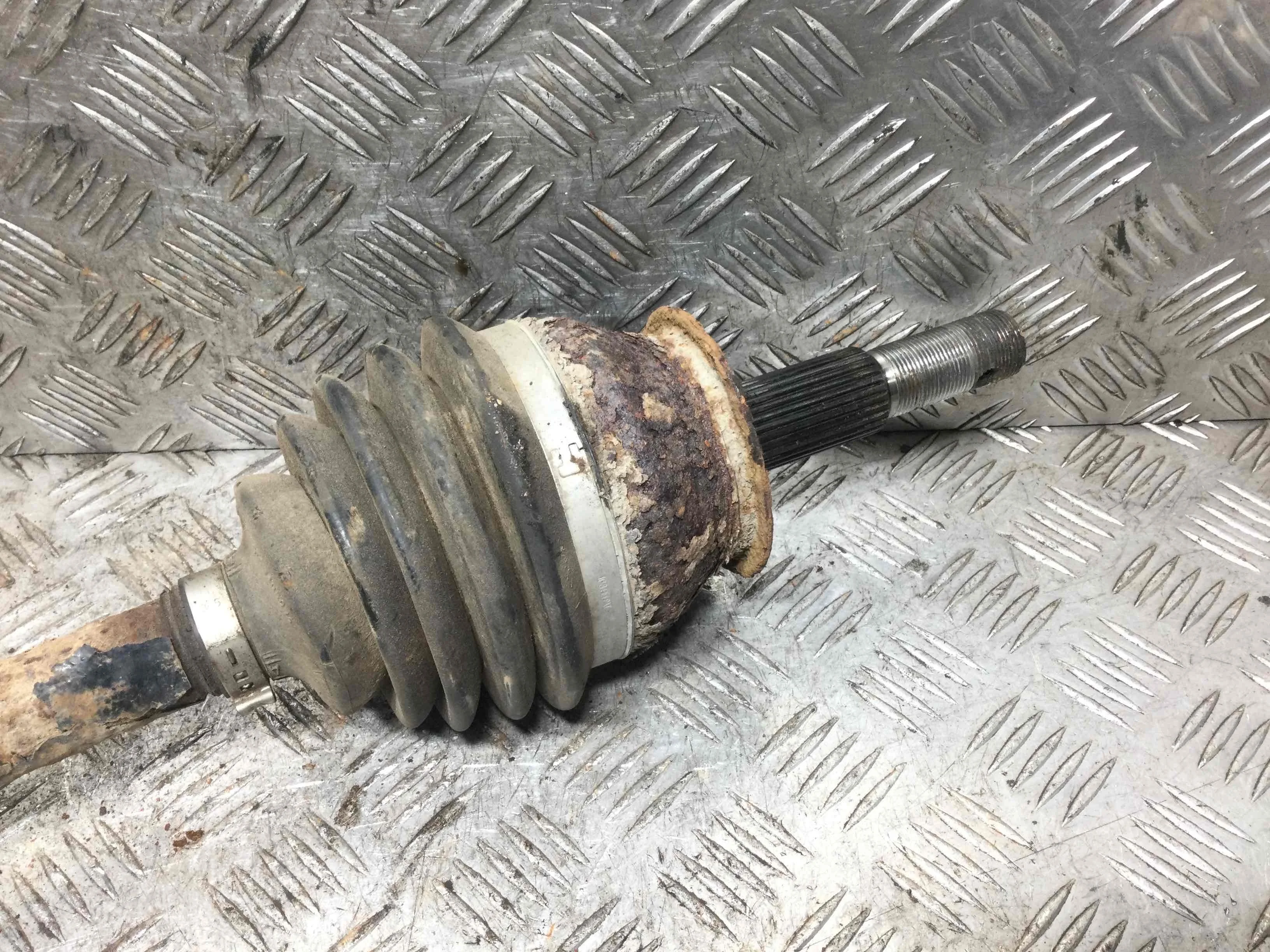 Полуось передняя правая (приводной вал, ШРУС) Nissan Navara D40 (2005-2010) дизель 2.5  Механика