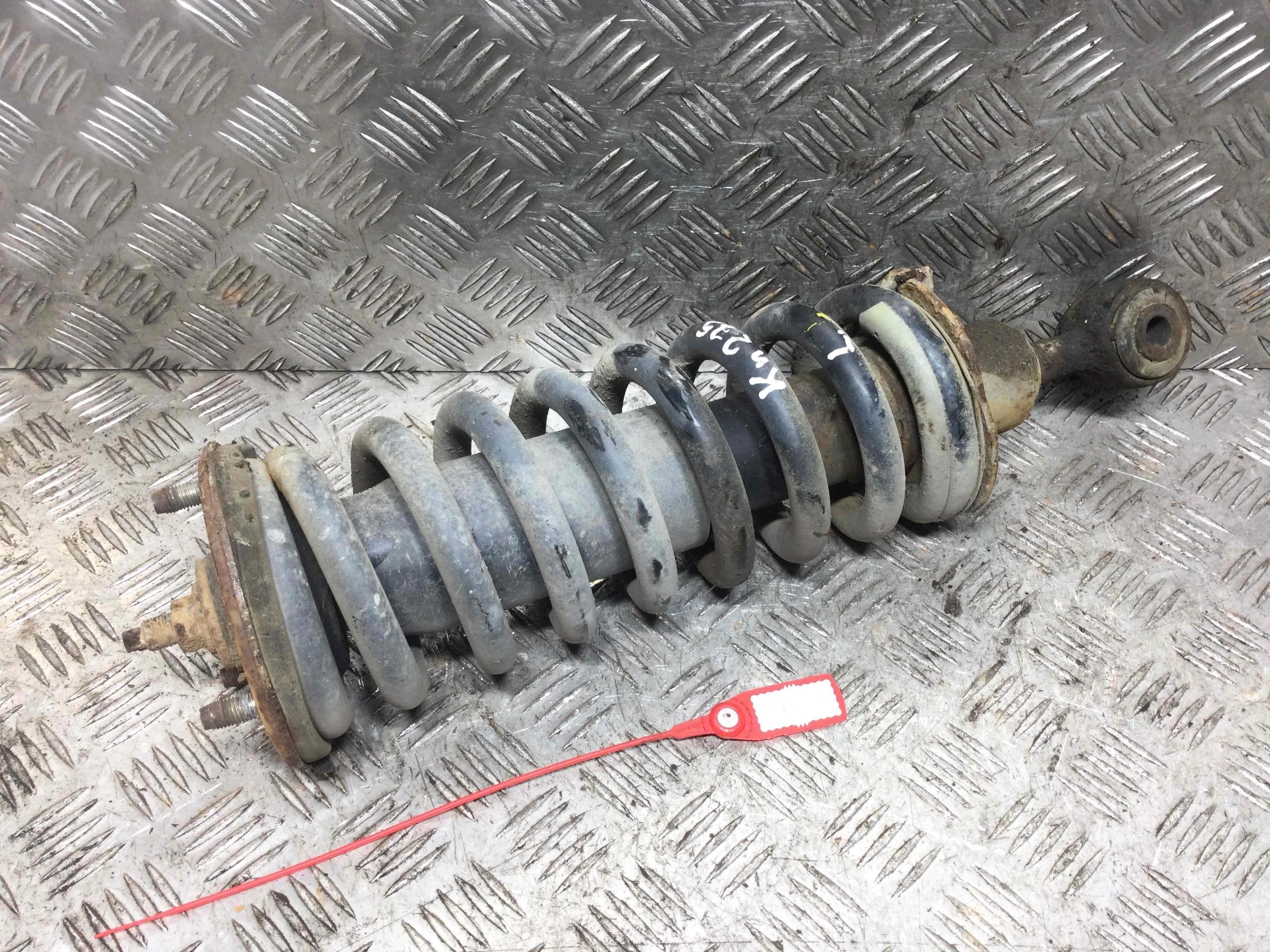 Стойка передняя левая Nissan Navara D40 (2005-2010) дизель 2.5  Механика