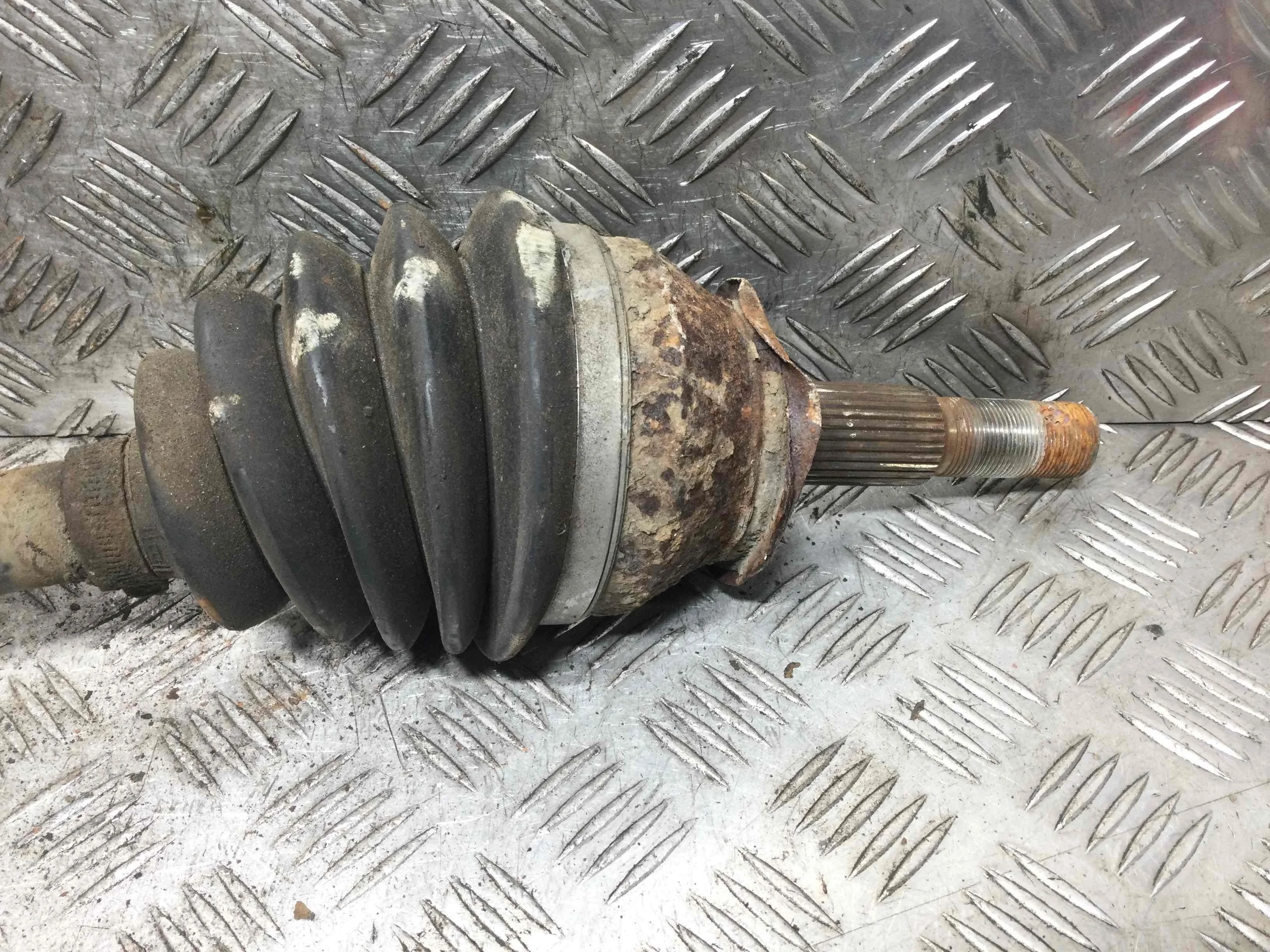 Полуось передняя правая (приводной вал, ШРУС) Nissan Navara D40 (2005-2010) дизель 2.5  Механика