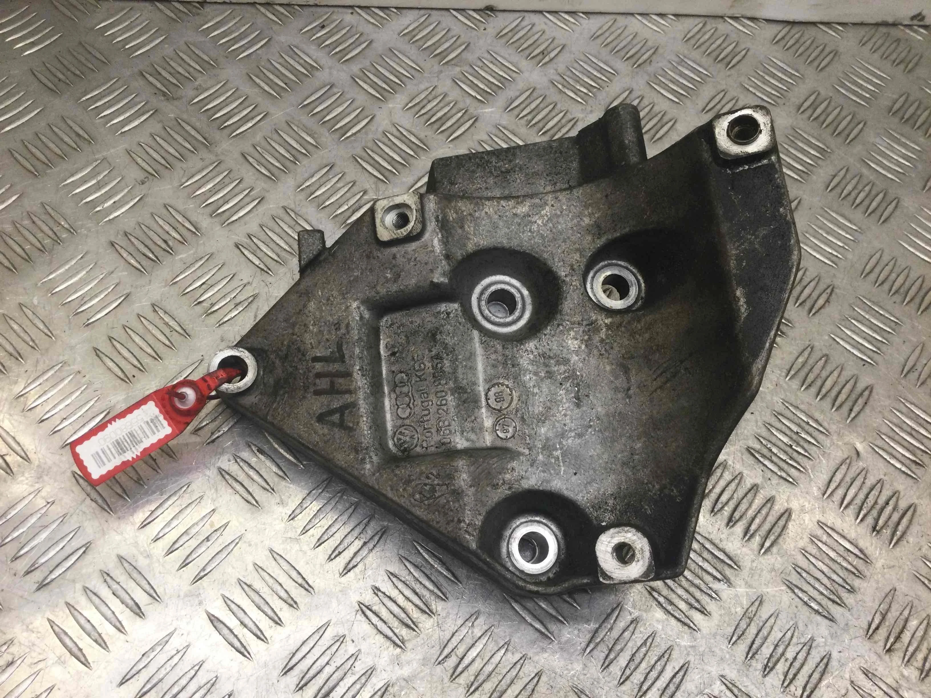 Кронштейн компрессора кондиционера Volkswagen Passat B5 (1996-2000) бензин 1.6  Механика Седан