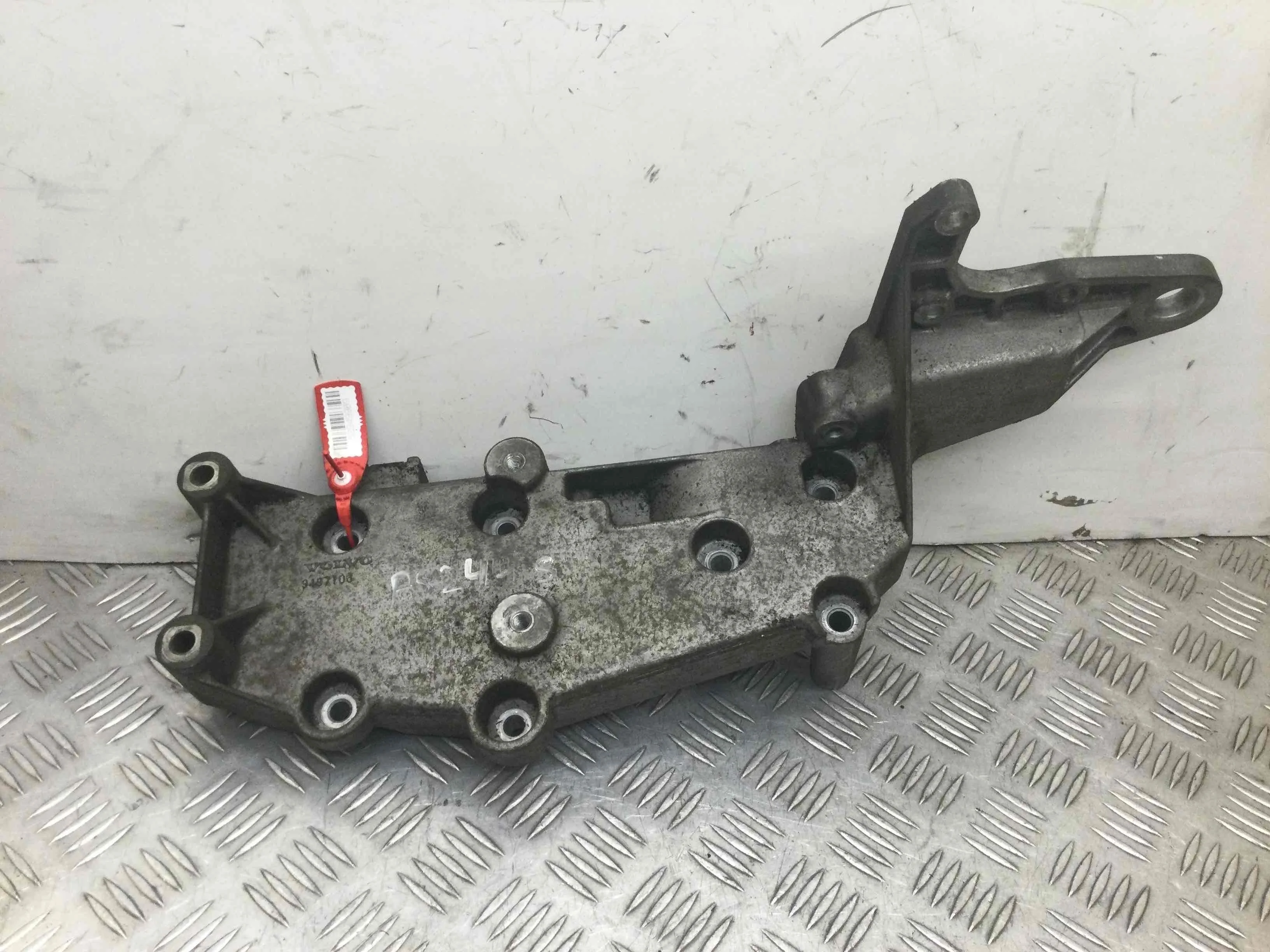 Кронштейн генератора Volvo V70 2 поколение (2000-2005) бензин 2.4 i Автомат Универсал