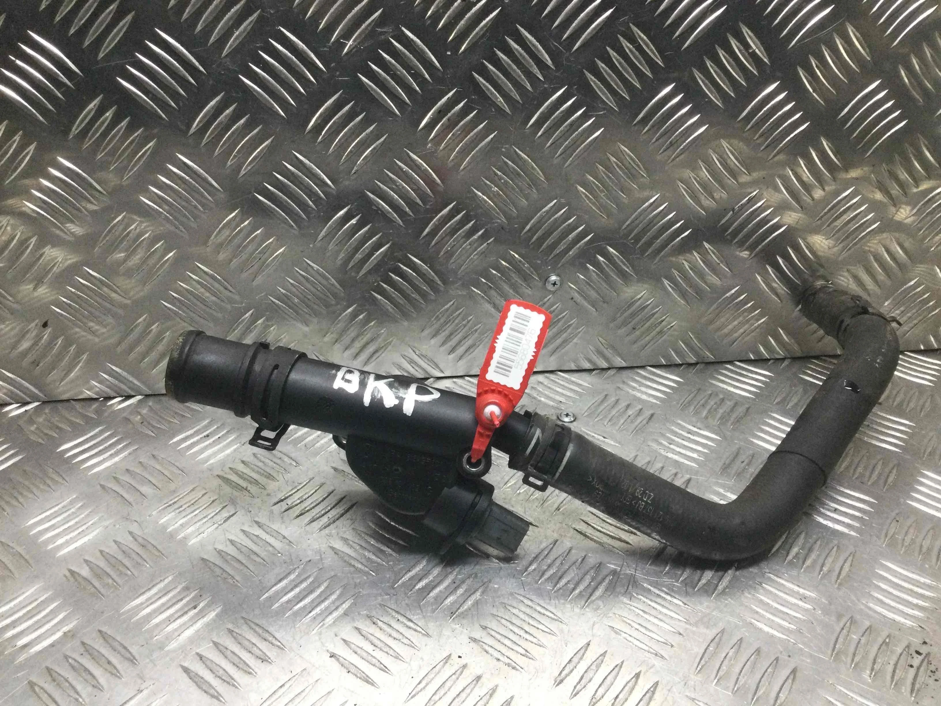 Фланец (тройник) системы охлаждения Volkswagen Passat B6 (2005-2010) дизель 2.0 TDI Механика Седан