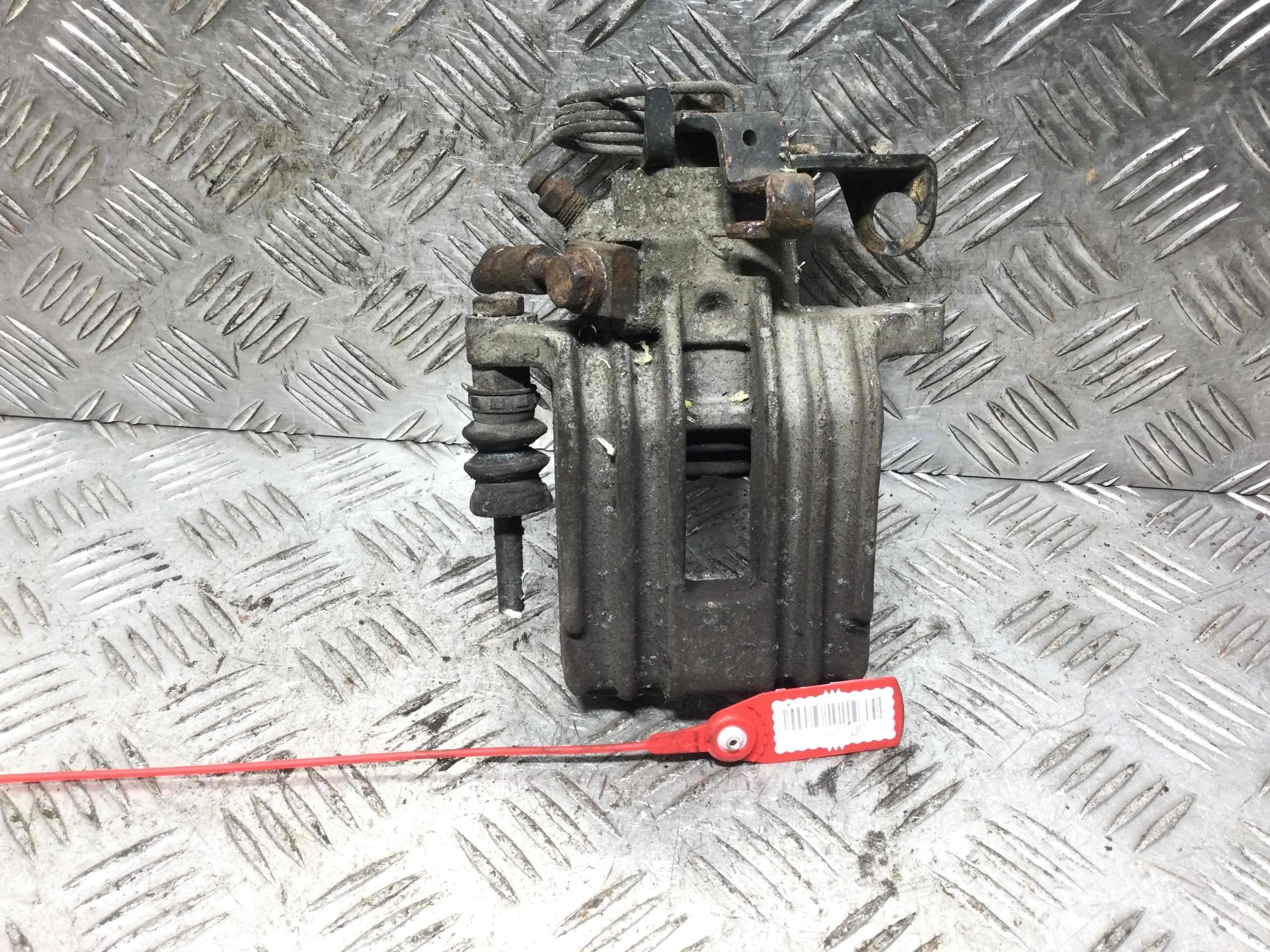 Суппорт задний левый Volkswagen Golf 4 поколение (1997-2004) бензин 1.6 i Механика Х/б