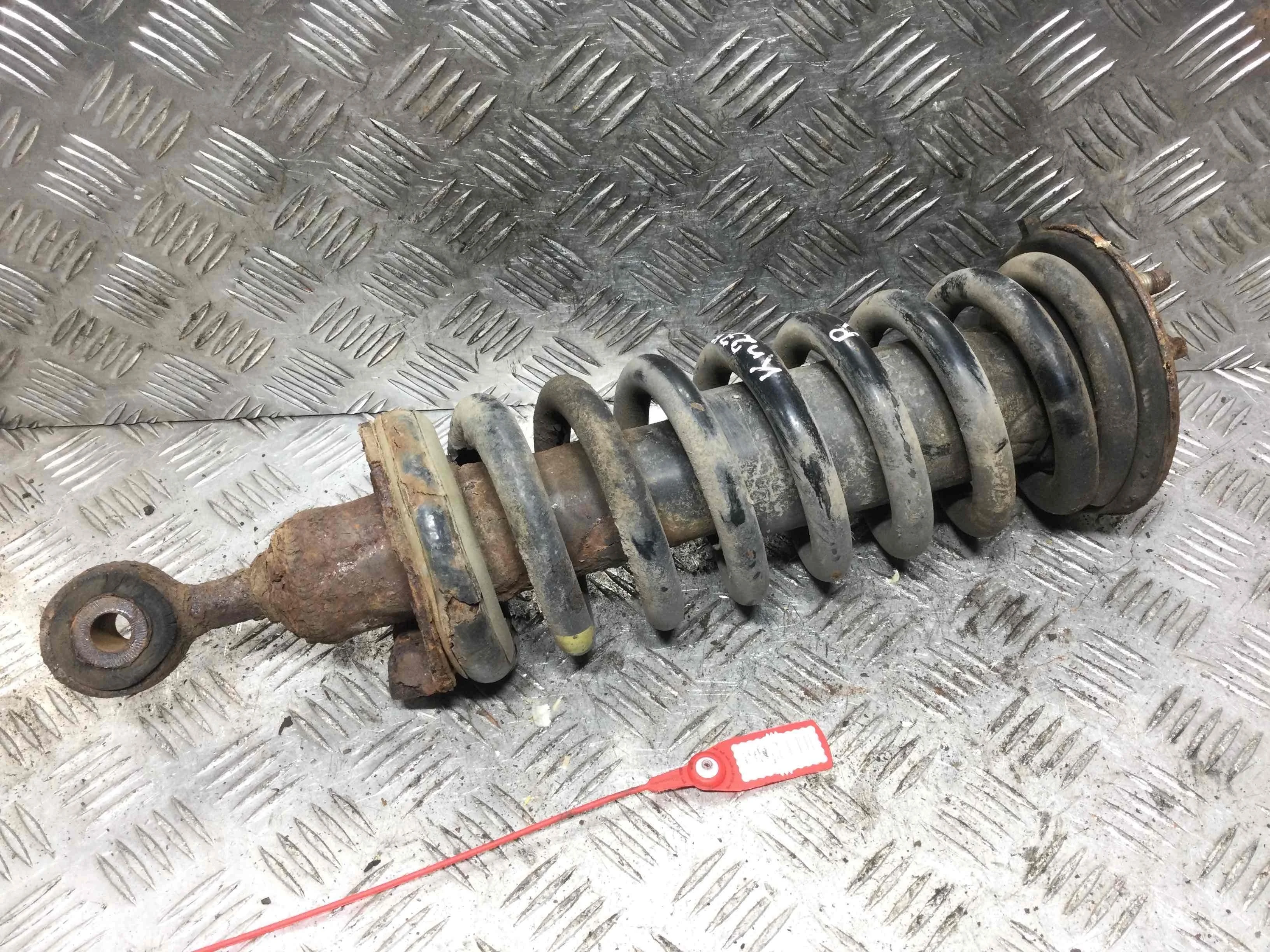 Стойка передняя правая Nissan Navara D40 (2005-2010) дизель 2.5  Механика