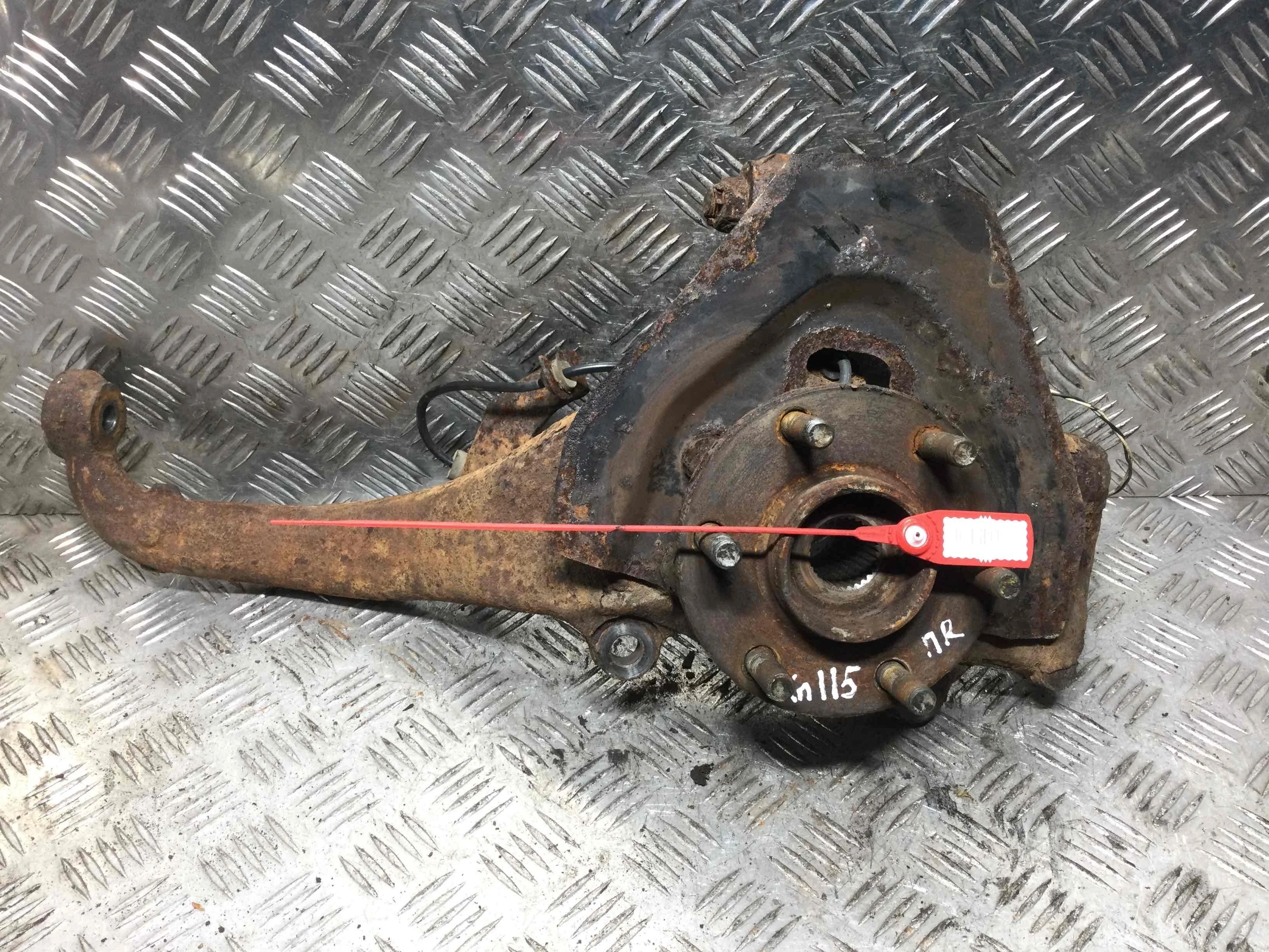 Ступица передняя правая Nissan Navara D40 (2005-2010) дизель 2.5 DCI Механика